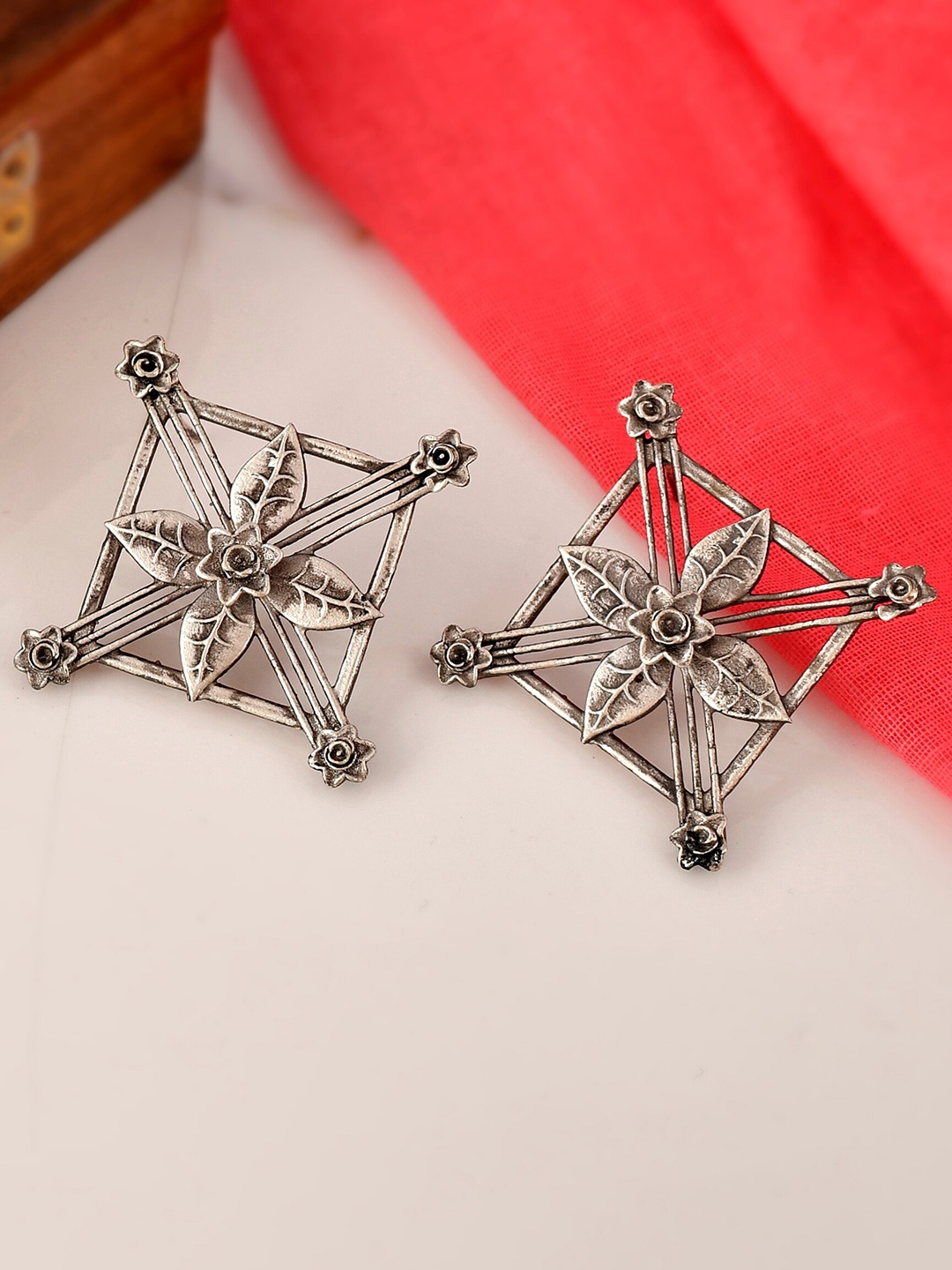 

DASTOOR Silver-Toned Geometric Studs Earrings