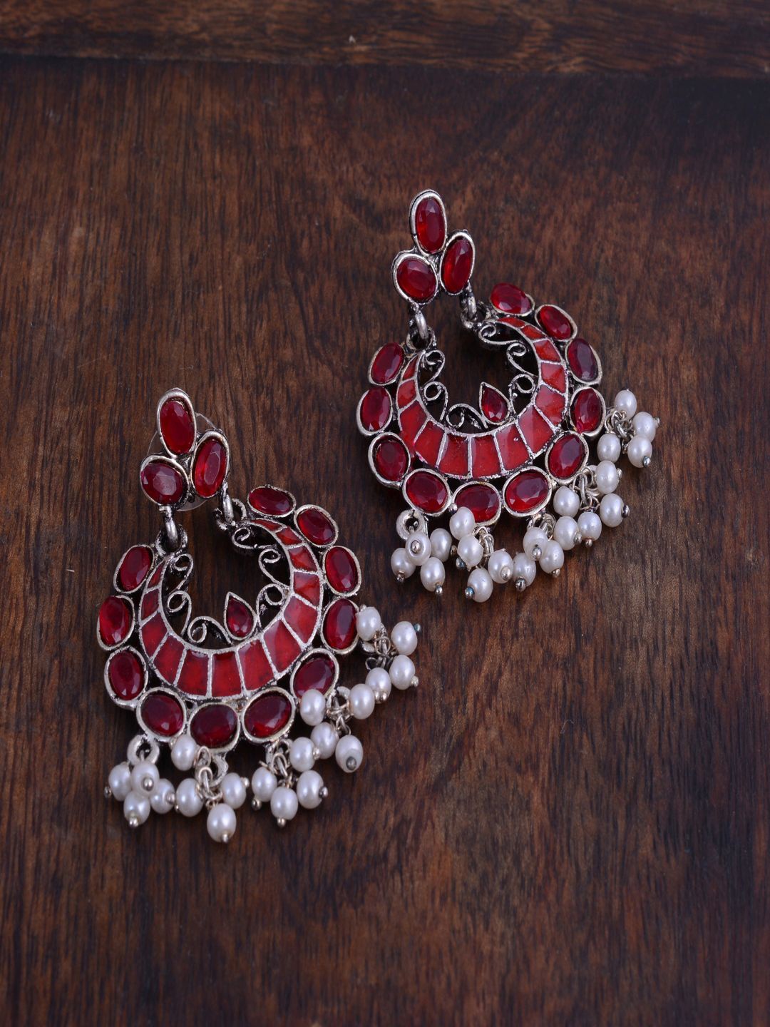 

kashwini Red & White Silver-Plated Circular Chandbalis Earrings