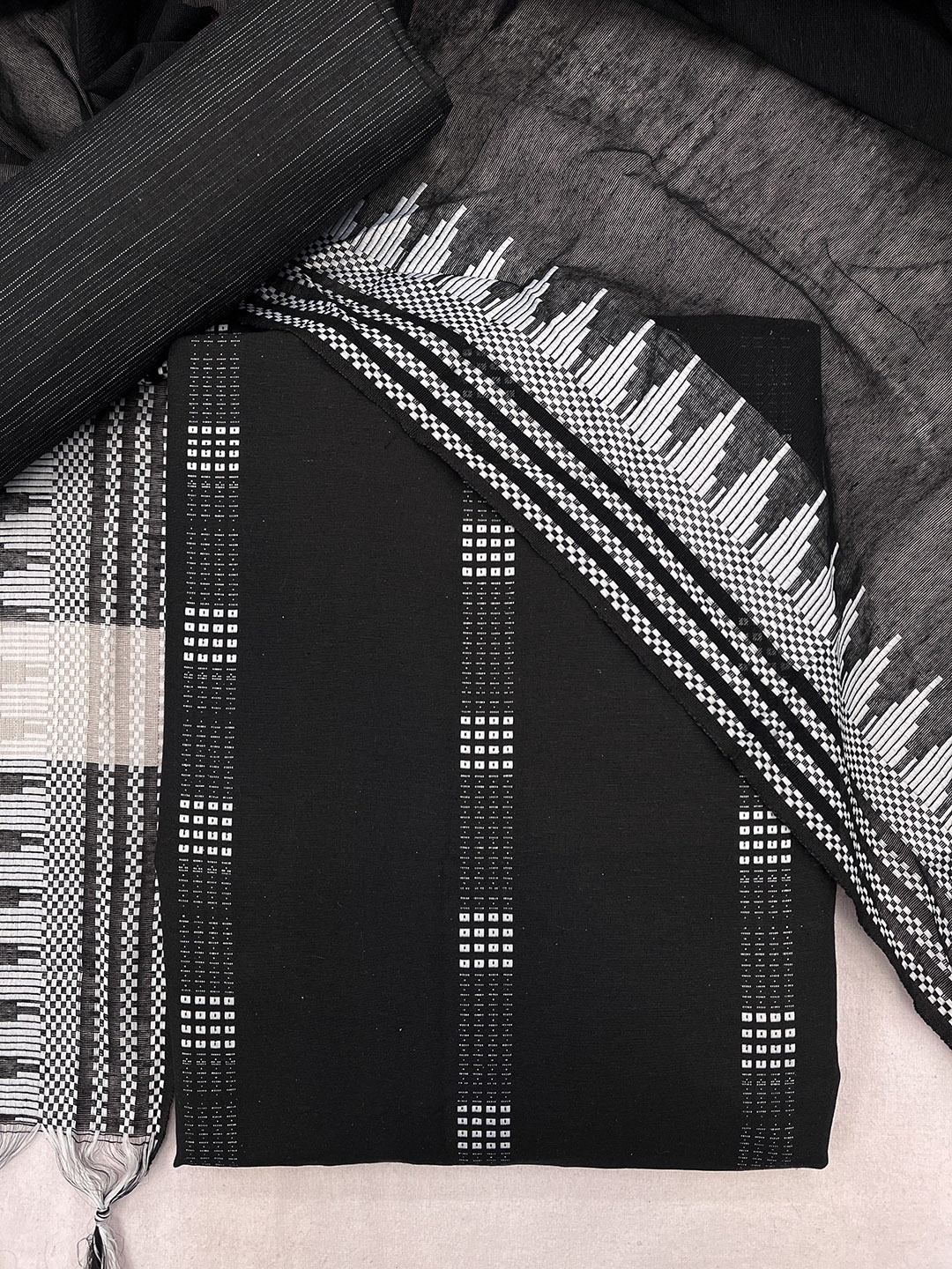 

Kvsfab Black & White Unstitched Dress Material
