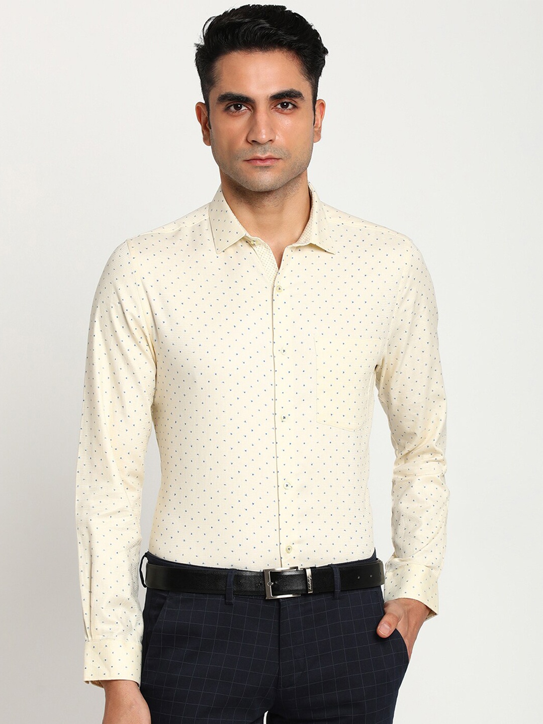 

Turtle Men Off White Slim Fit Printed Cotton Formal Shirt