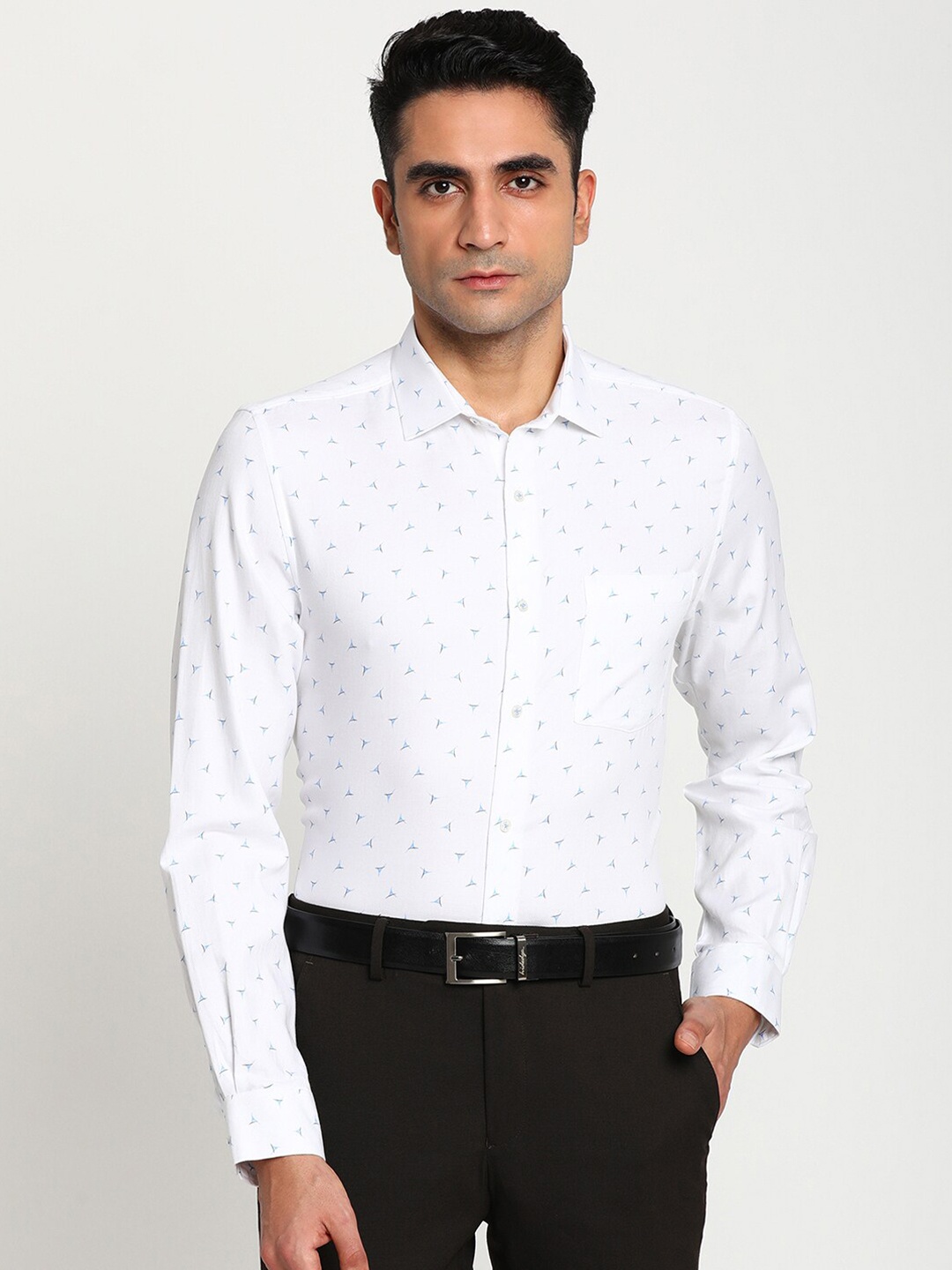 

Turtle Men White Printed Cotton Slim Fit Casual Shirt