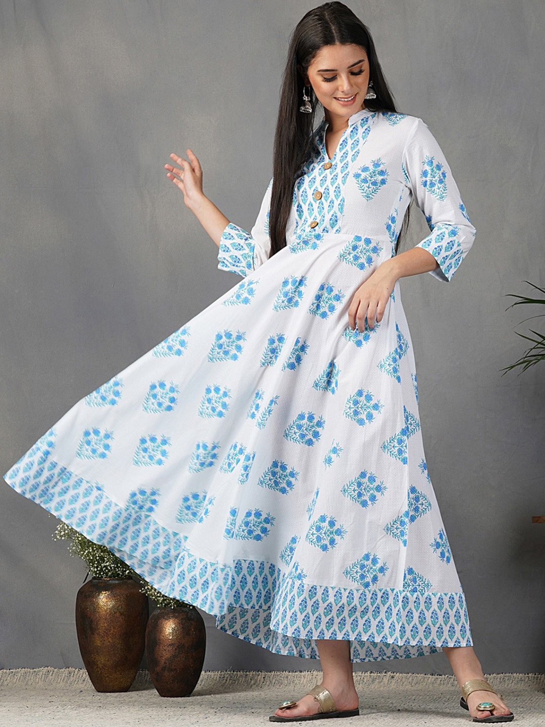 METRO-FASHION Women White & Blue Floral Printed Floral Anarkali Kurta