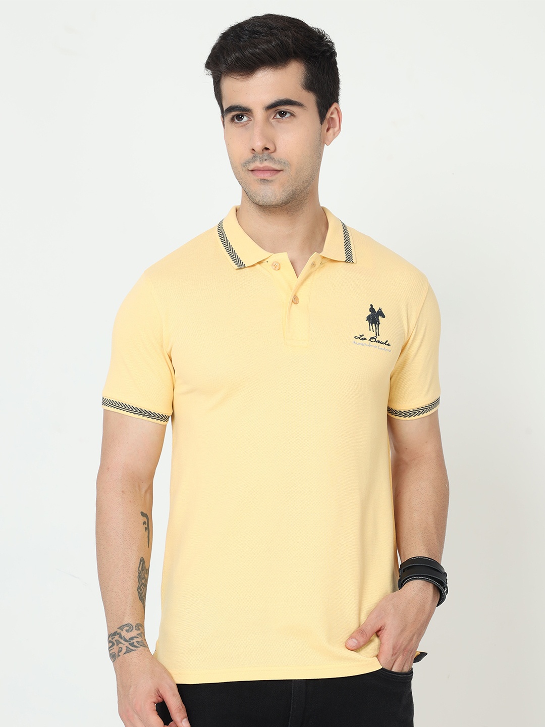 

Masculino Latino Men Yellow Polo Collar T-shirt