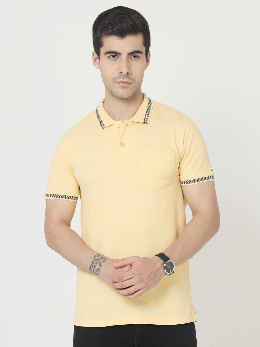 

Masculino Latino Men Yellow Polo Collar T-shirt