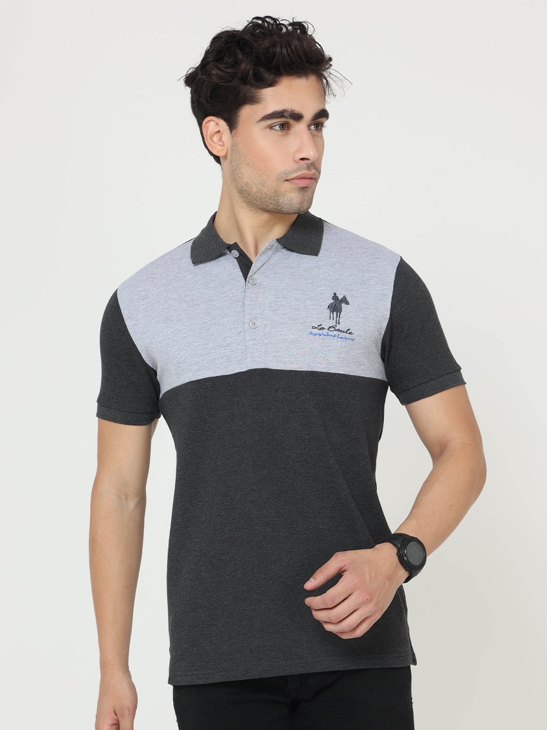 

Masculino Latino Plus Men Charcoal Colourblocked Polo Collar T-shirt