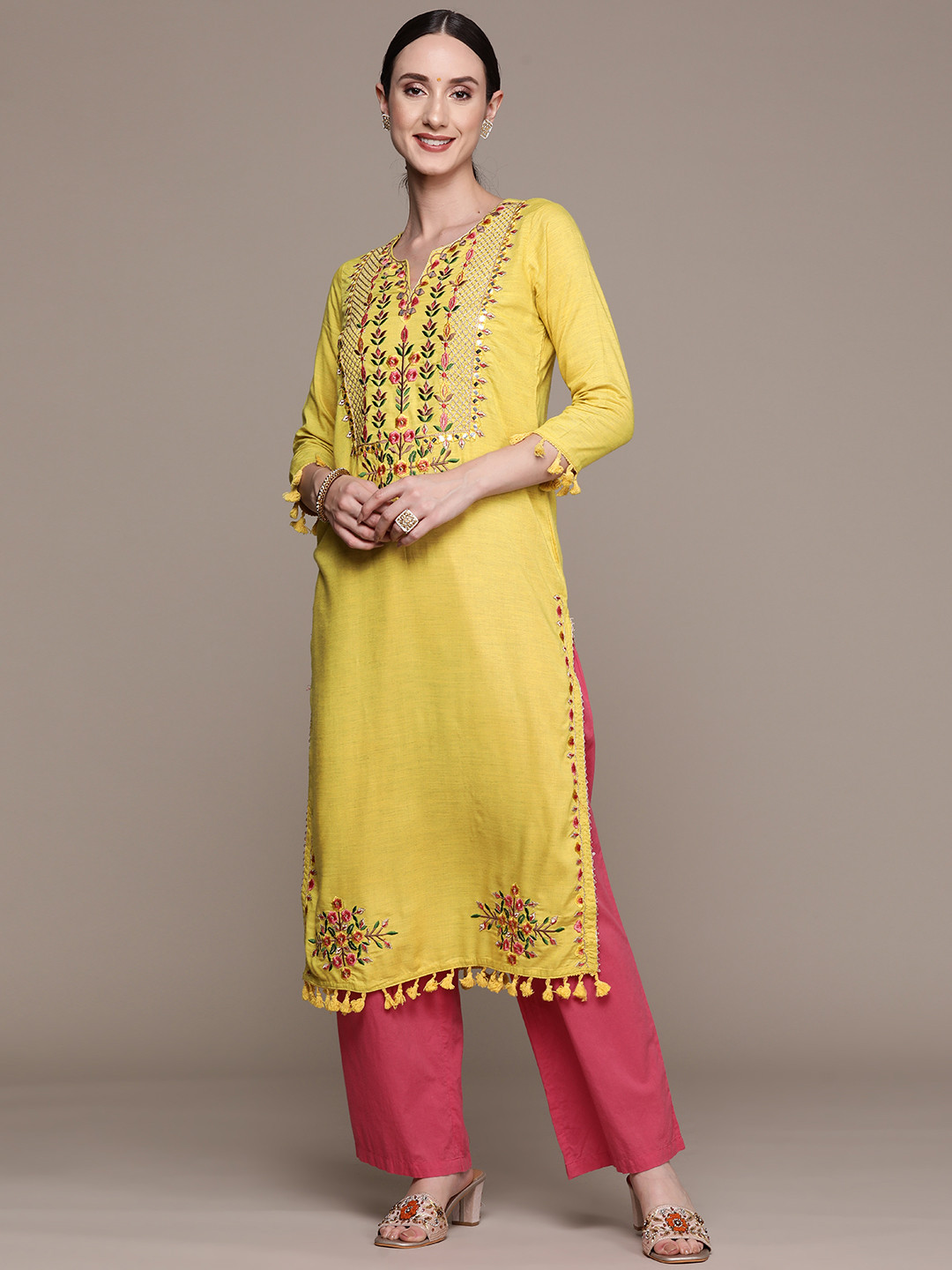 

Ishin Women Green Floral Embroidered Thread Work Floral Kurta