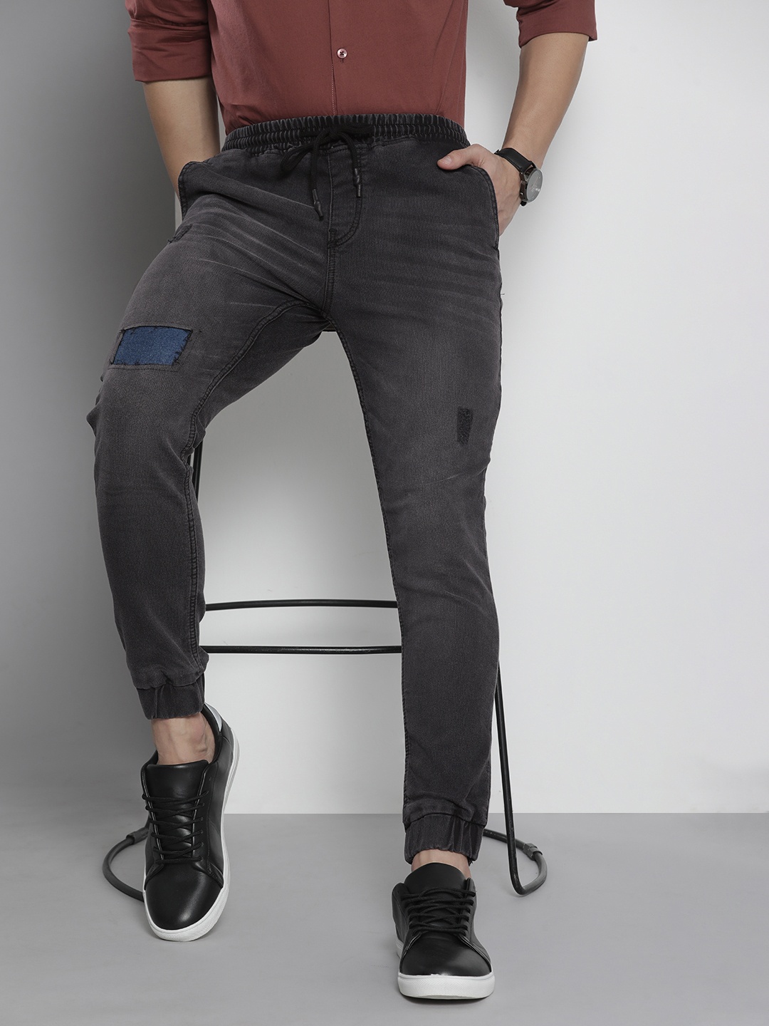 

The Indian Garage Co Men Charcoal Black Slim Fit Light Fade Applique Stretchable Jeans