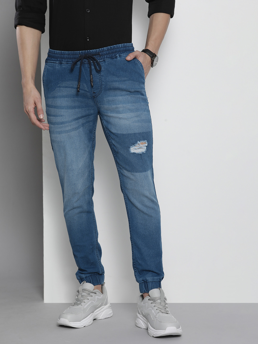 

The Indian Garage Co Men Blue Jogger Mildly Distressed Light Fade Stretchable Jeans