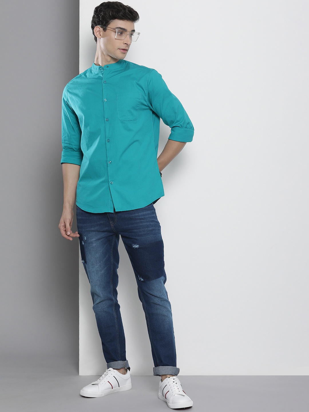 

The Indian Garage Co Men Blue Mildly Distressed Light Fade Stretchable Jeans