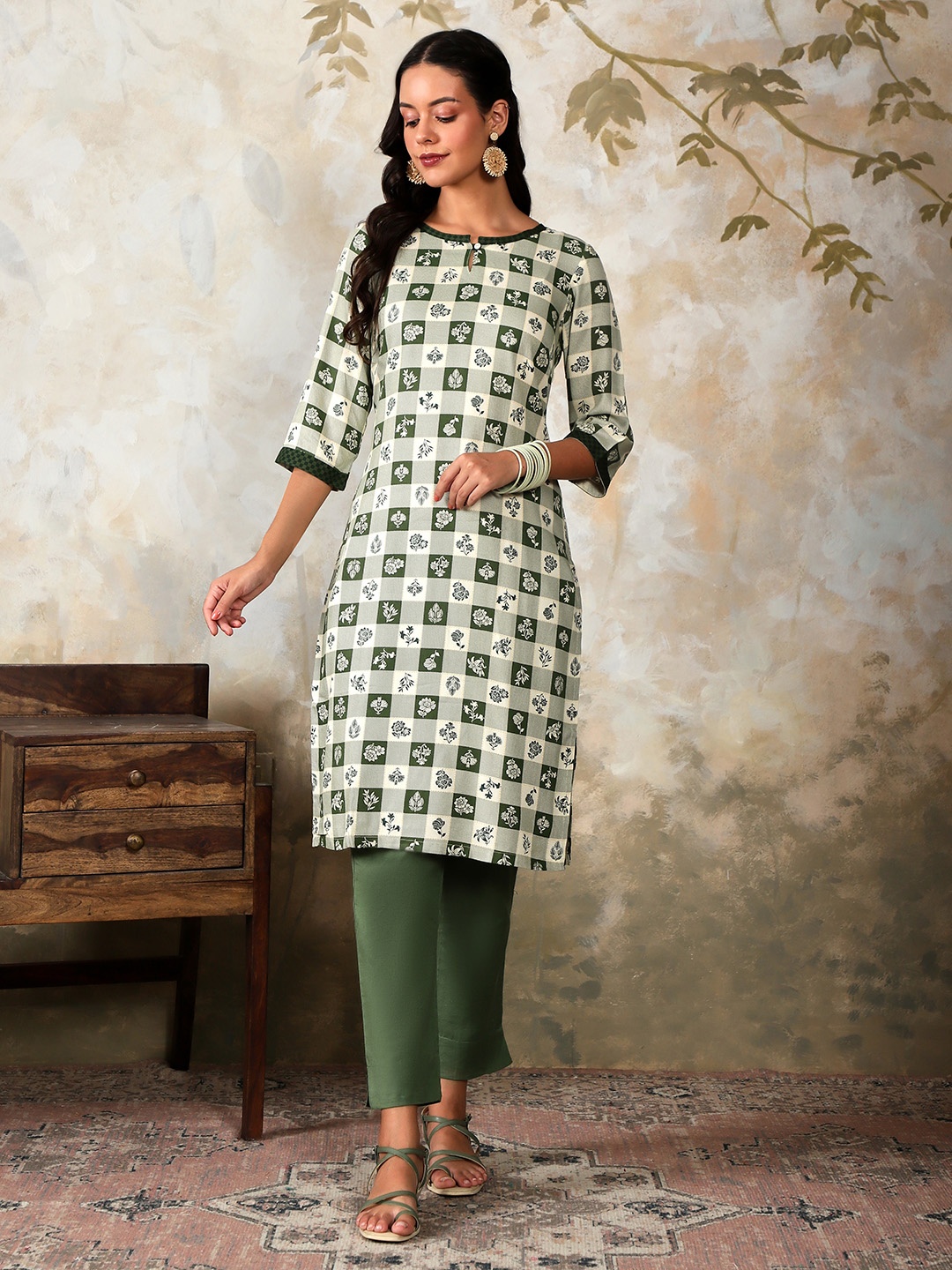 

AURELIA Women Checker & Floral Printed Keyhole Neck Rayon Twill Straight Kurta, Green