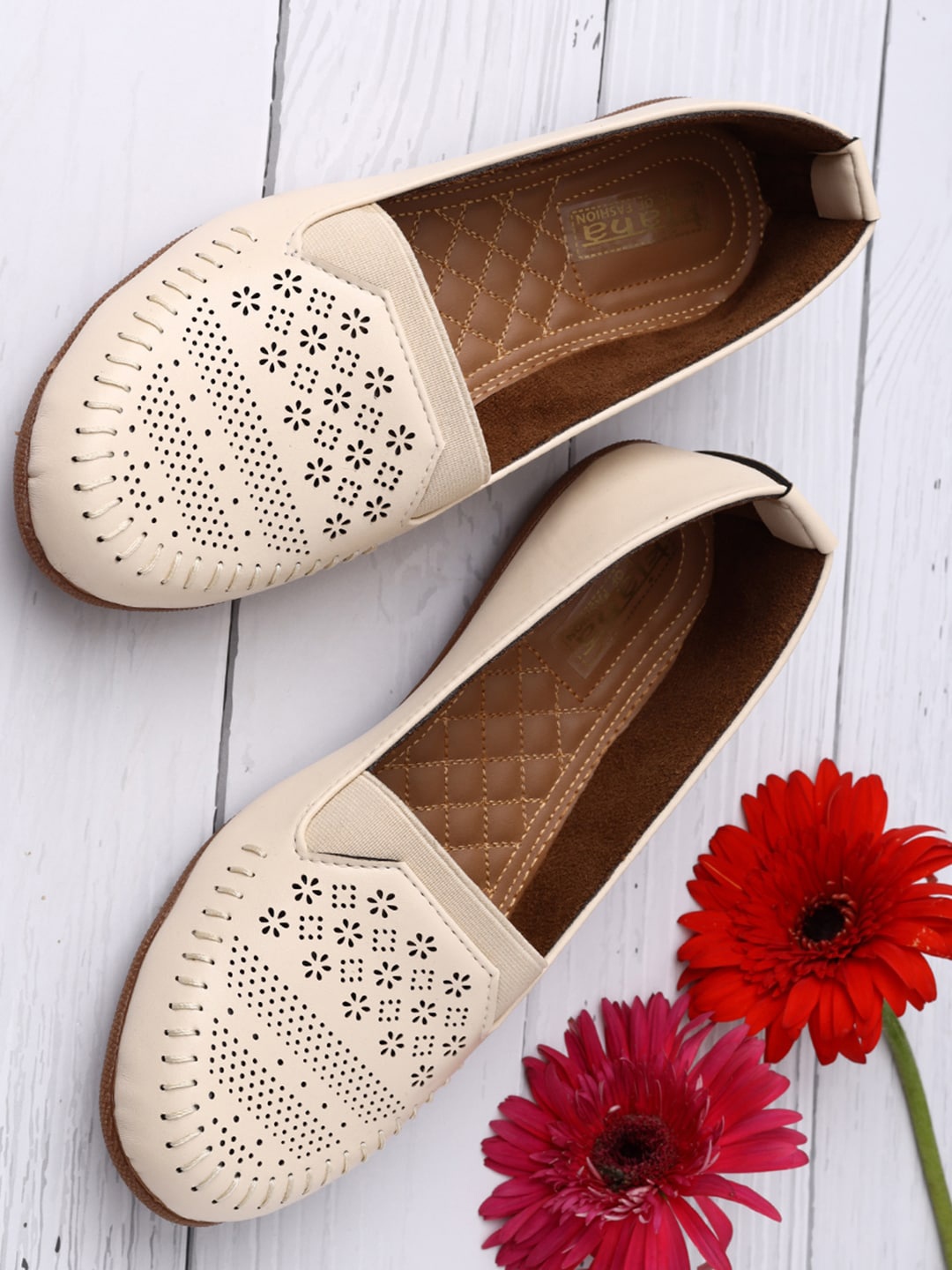 

Kiana Women Off White Flats