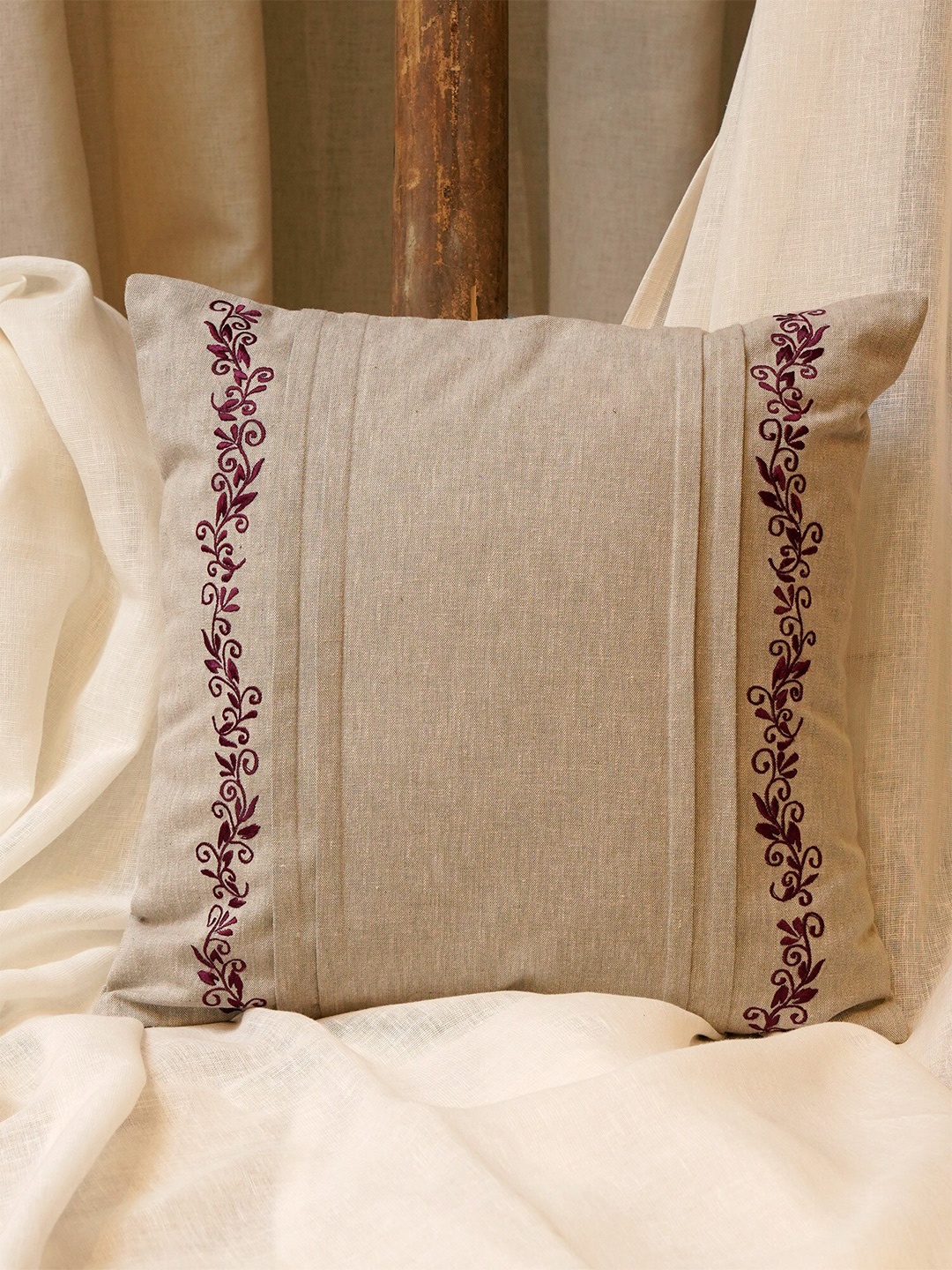 

ZEBA Grey & Cream-Coloured Floral Square Cushion Covers