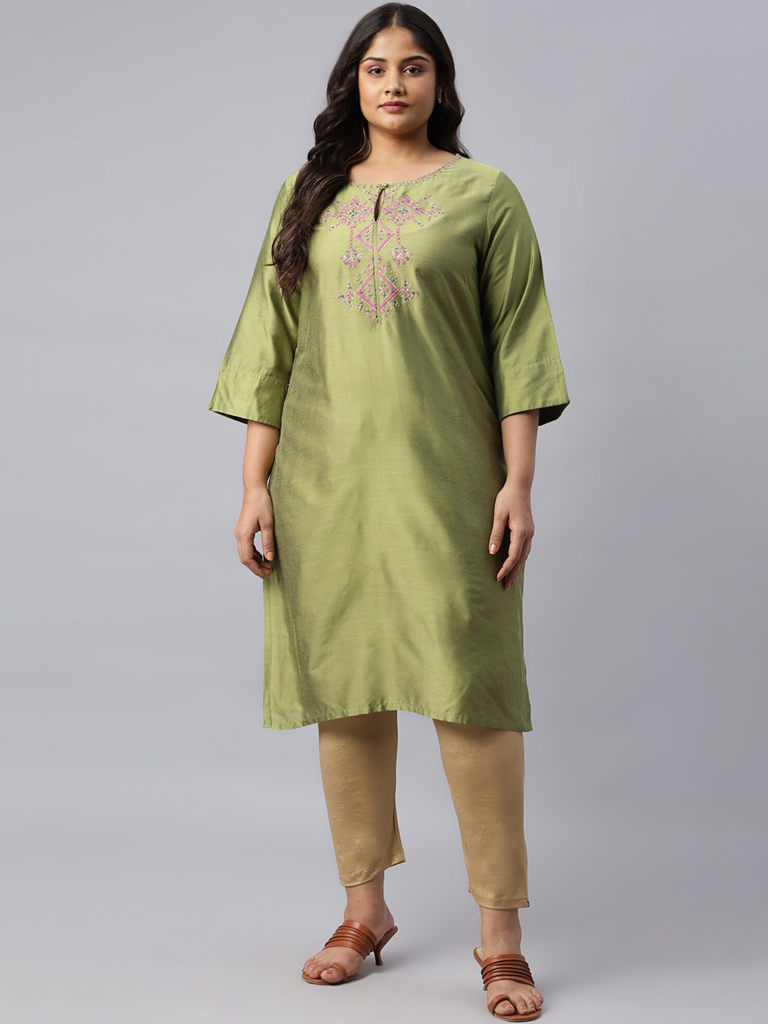 

W Women Green Embroidered Thread Work Kurta