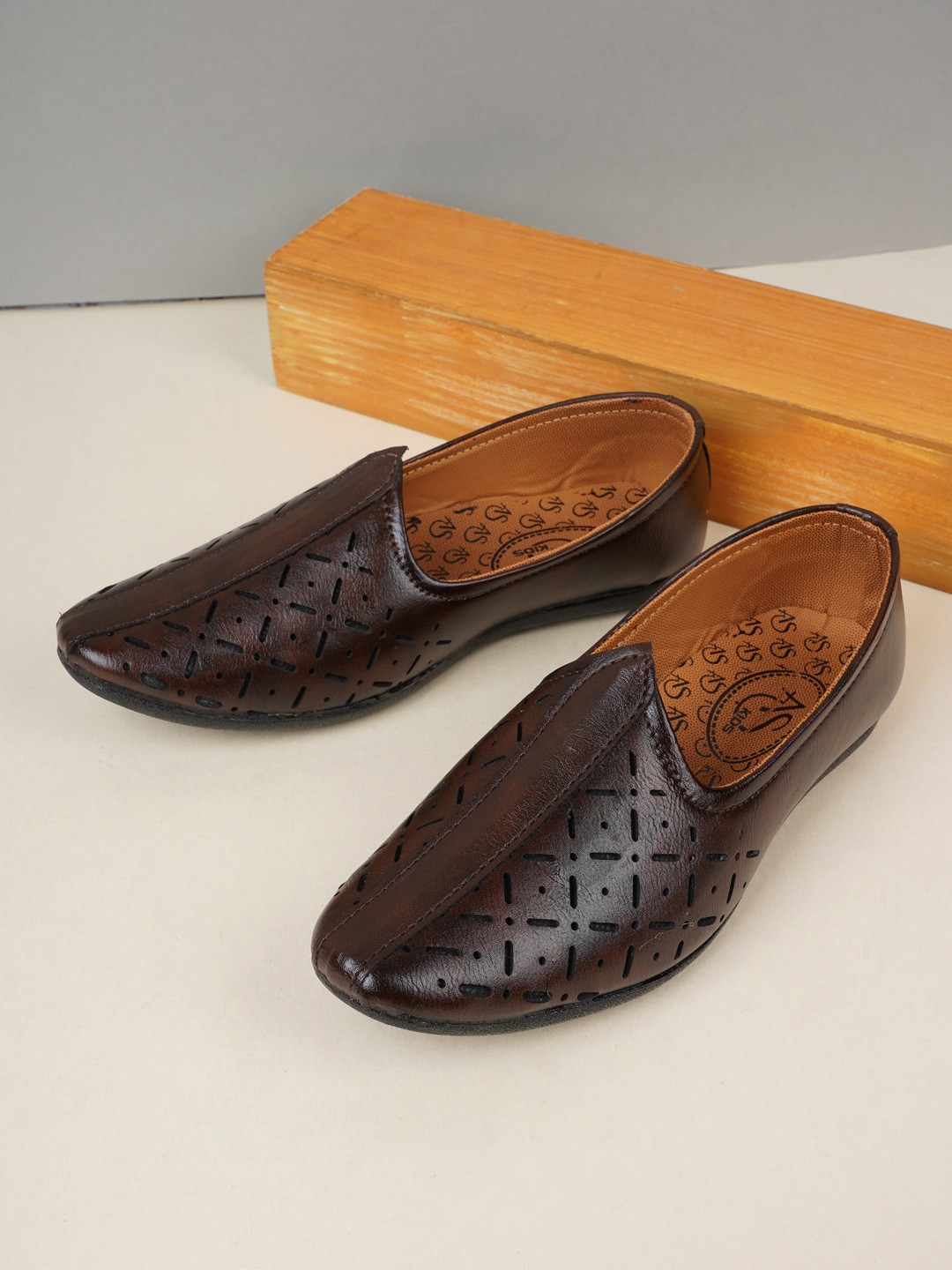 

Style Shoes Boys Brown Textured Mojaris