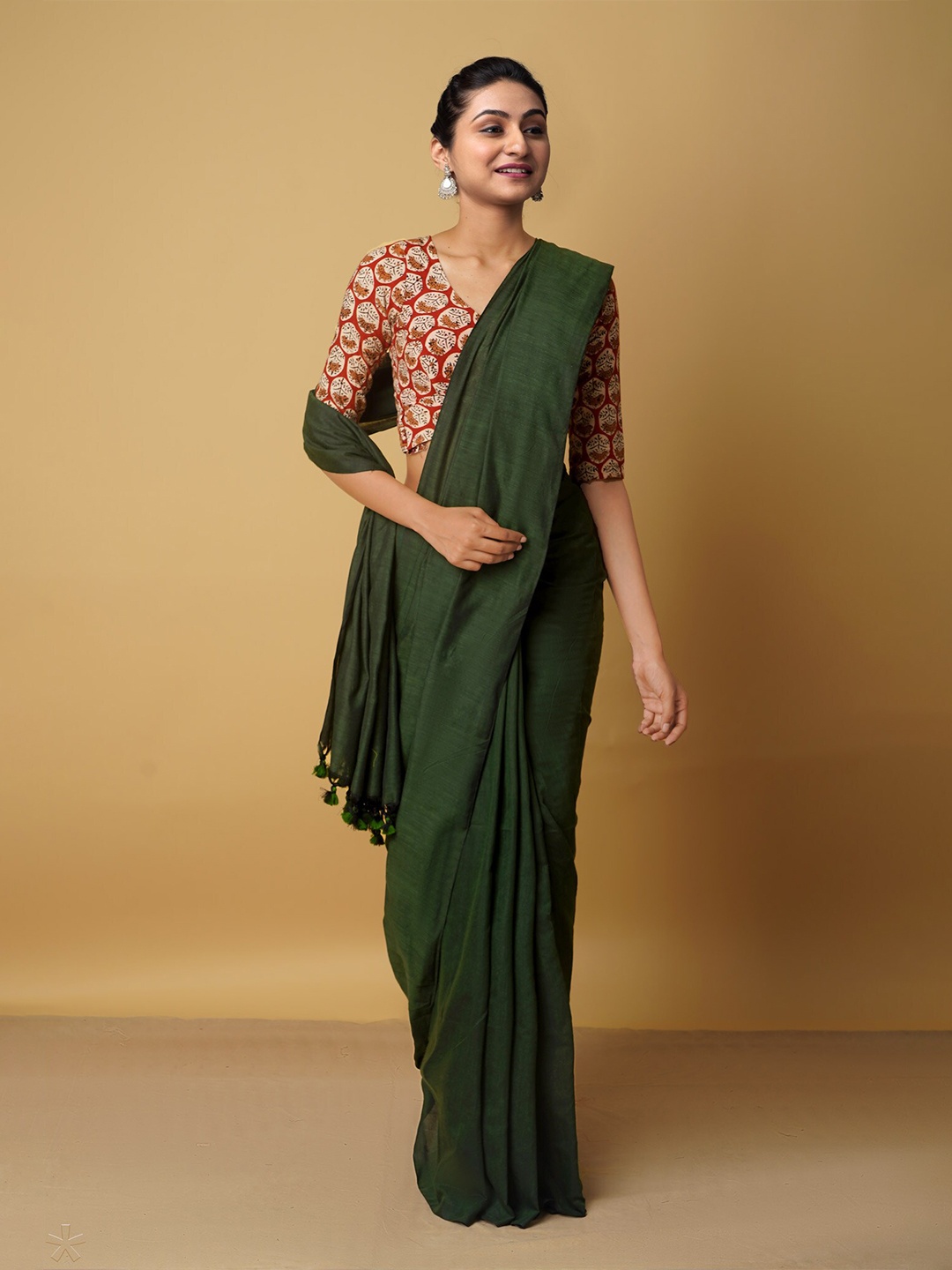 

Unnati Silks Green Woven Design Zari Pure Linen Jamdani Saree