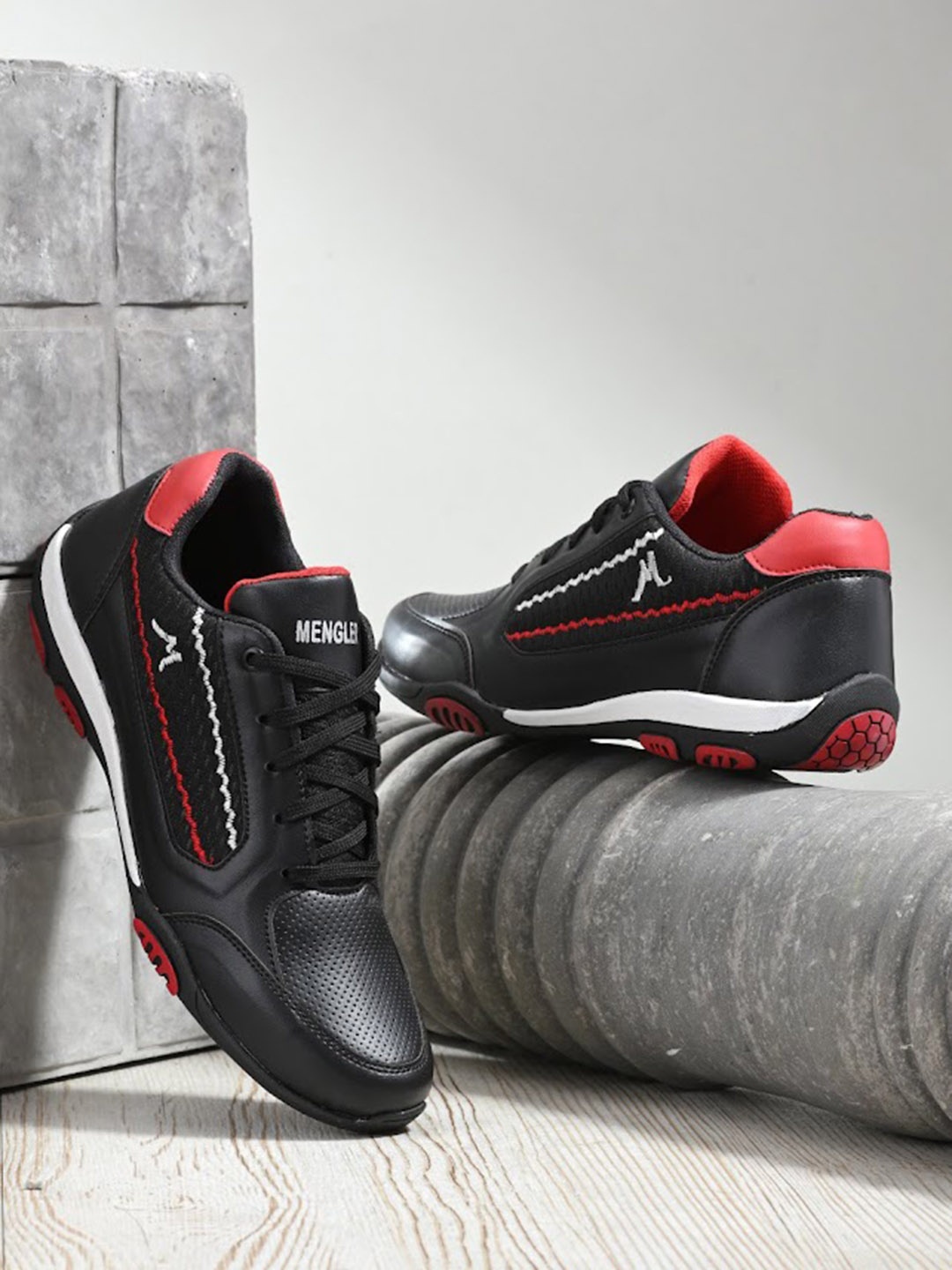

MENGLER Men Black Colourblocked Sneakers