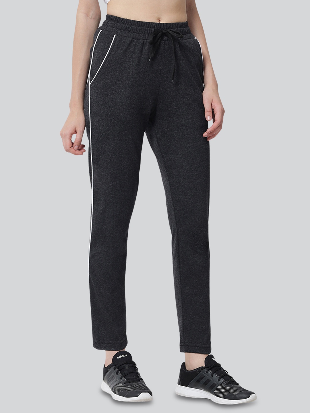 

Q-rious Women Black Solid Cotton Track Pants