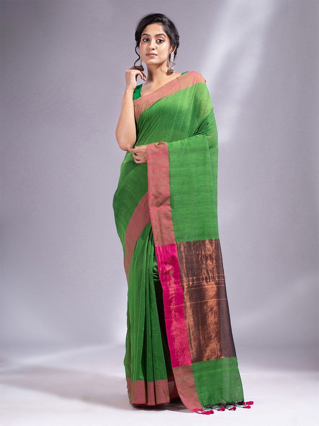 

Charukriti Green & Pink Solid Pure Cotton Saree