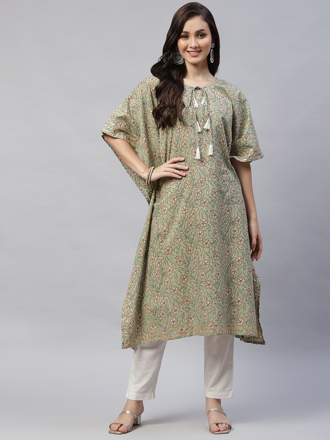 

MIRAVAN Women Green Floral Printed Flared Sleeves Kaftan Kurta