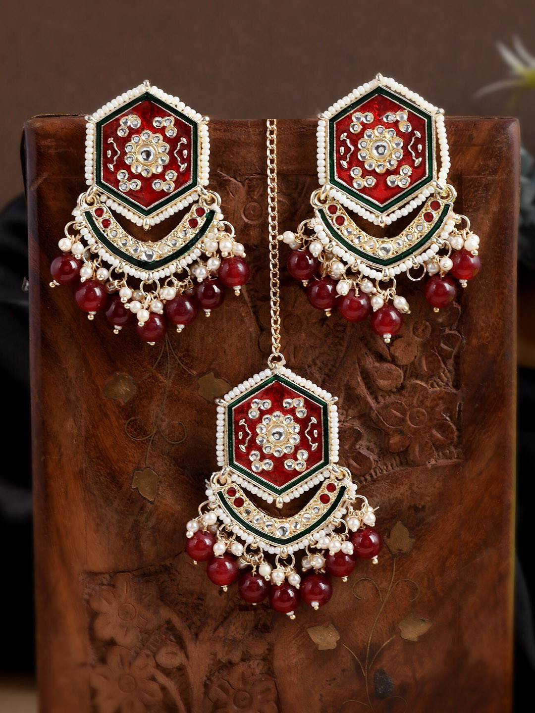 

Shoshaa Gold-Plated Maroon & White Kundan Studded & Beaded Maang Tikka & Earring Set