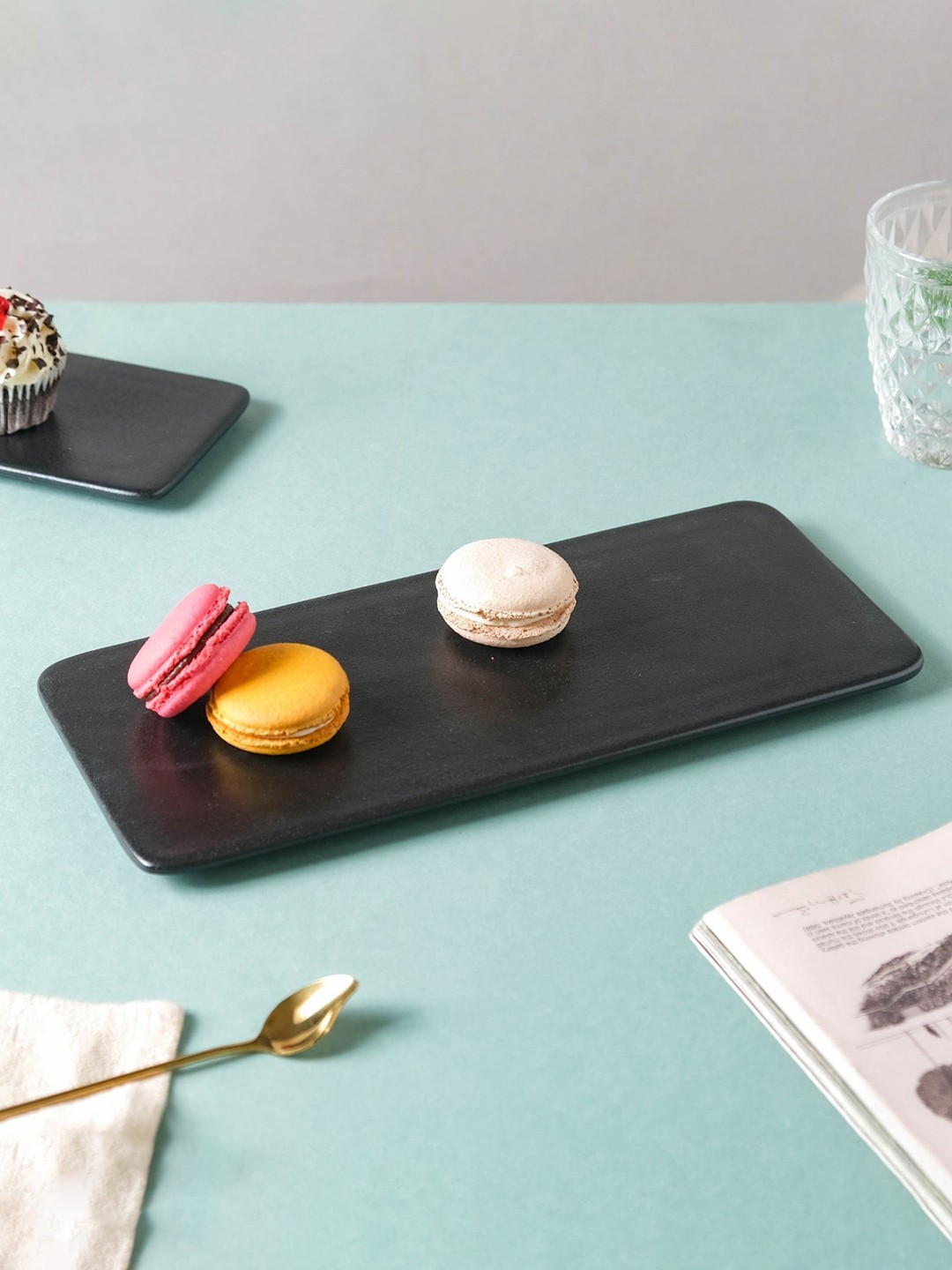 

Nestasia Black Solid Rectangular Platter