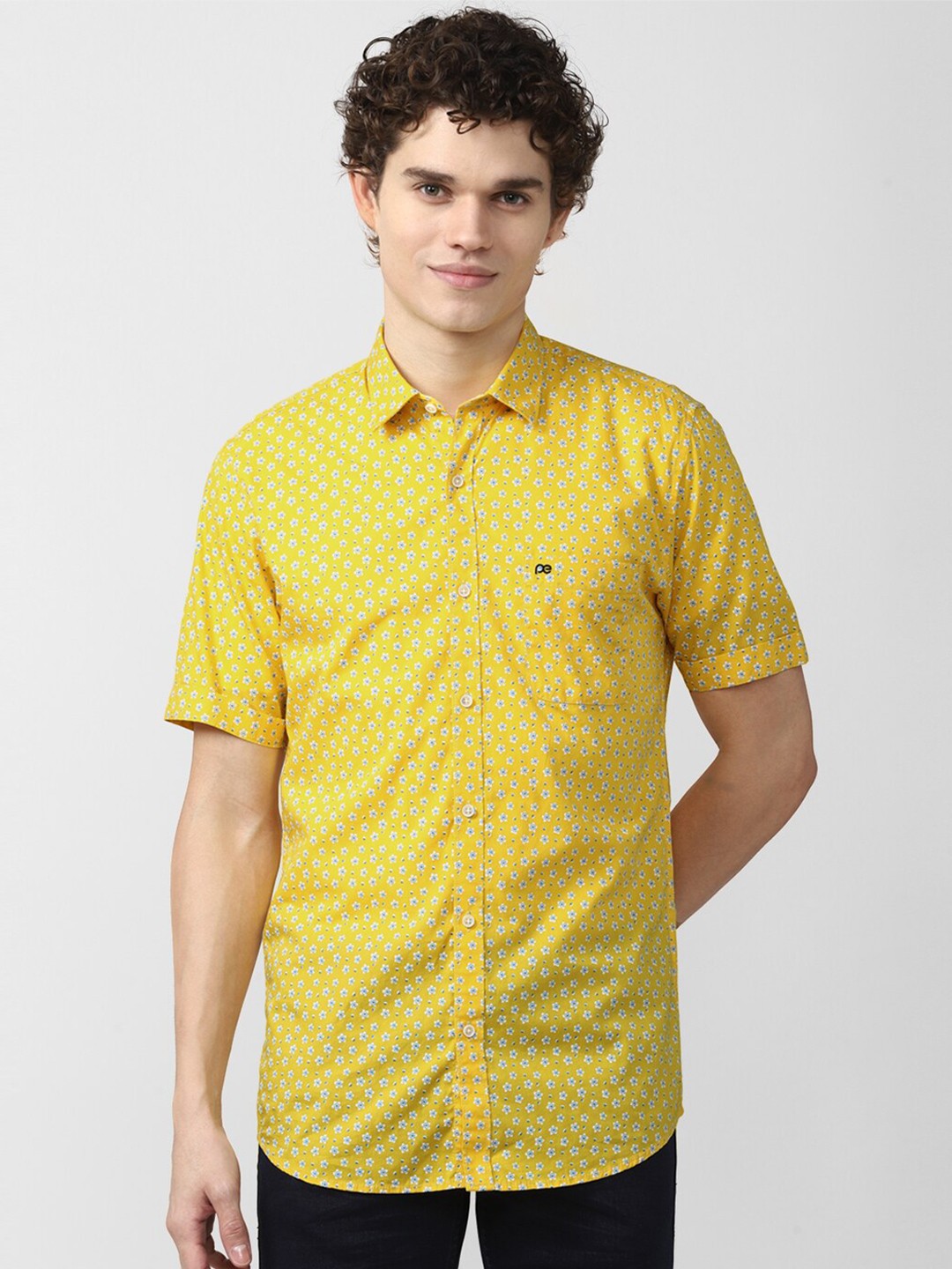 

Peter England Casuals Men Yellow Slim Fit Floral Printed Casual Shirt