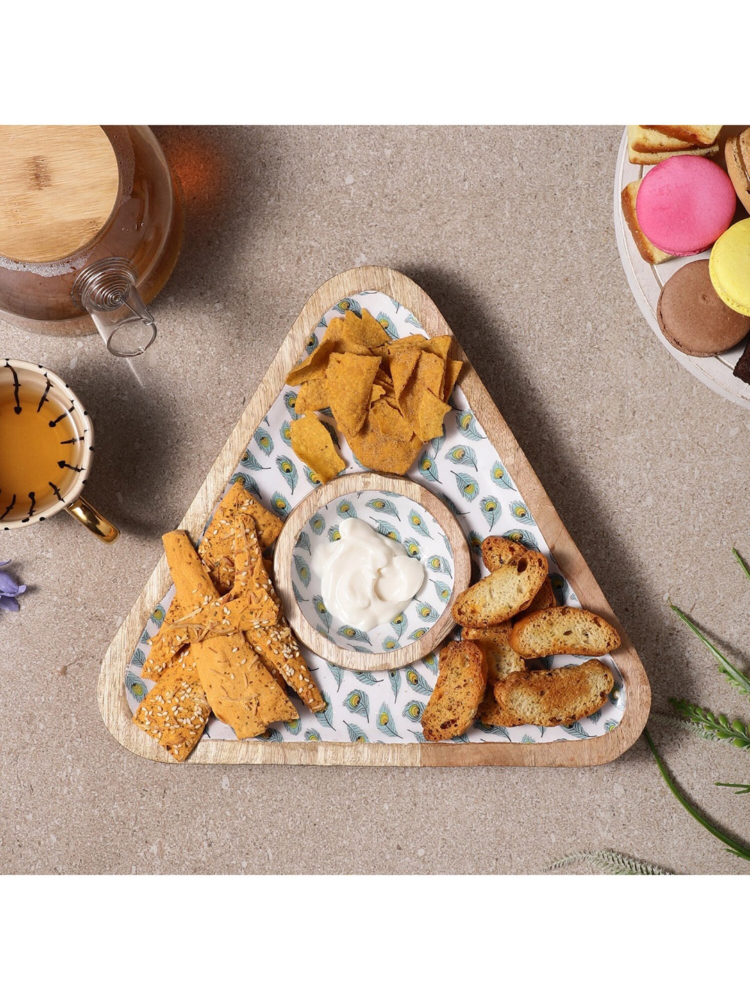 

The Decor Mart White & Blue Printed Wooden Triangle Platter With Dip Bowl