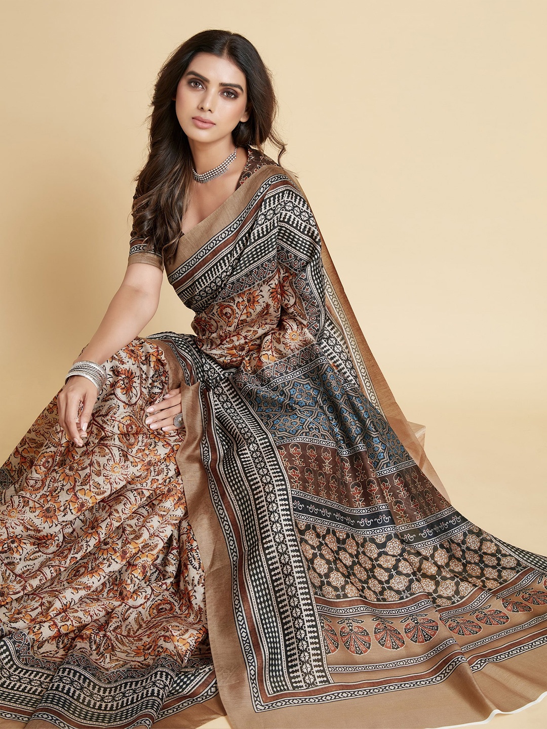 

Sangria Golden & Brown Floral Print Saree, Gold