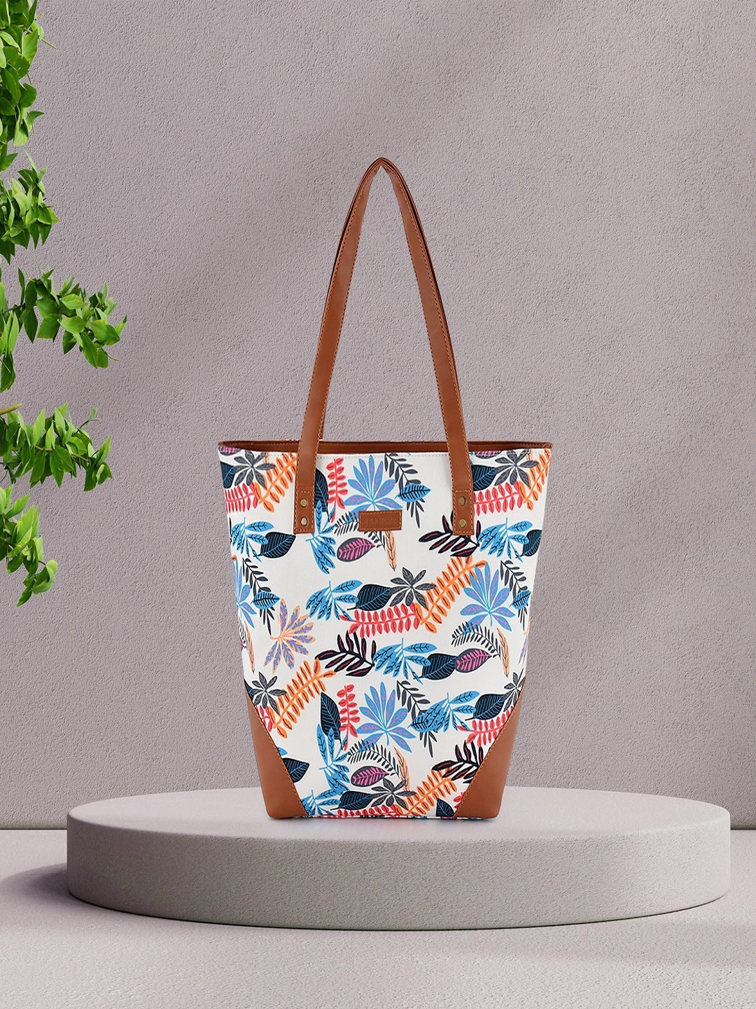 

Lychee bags White Printed Oversized Shopper Tote Bag with Tasselled
