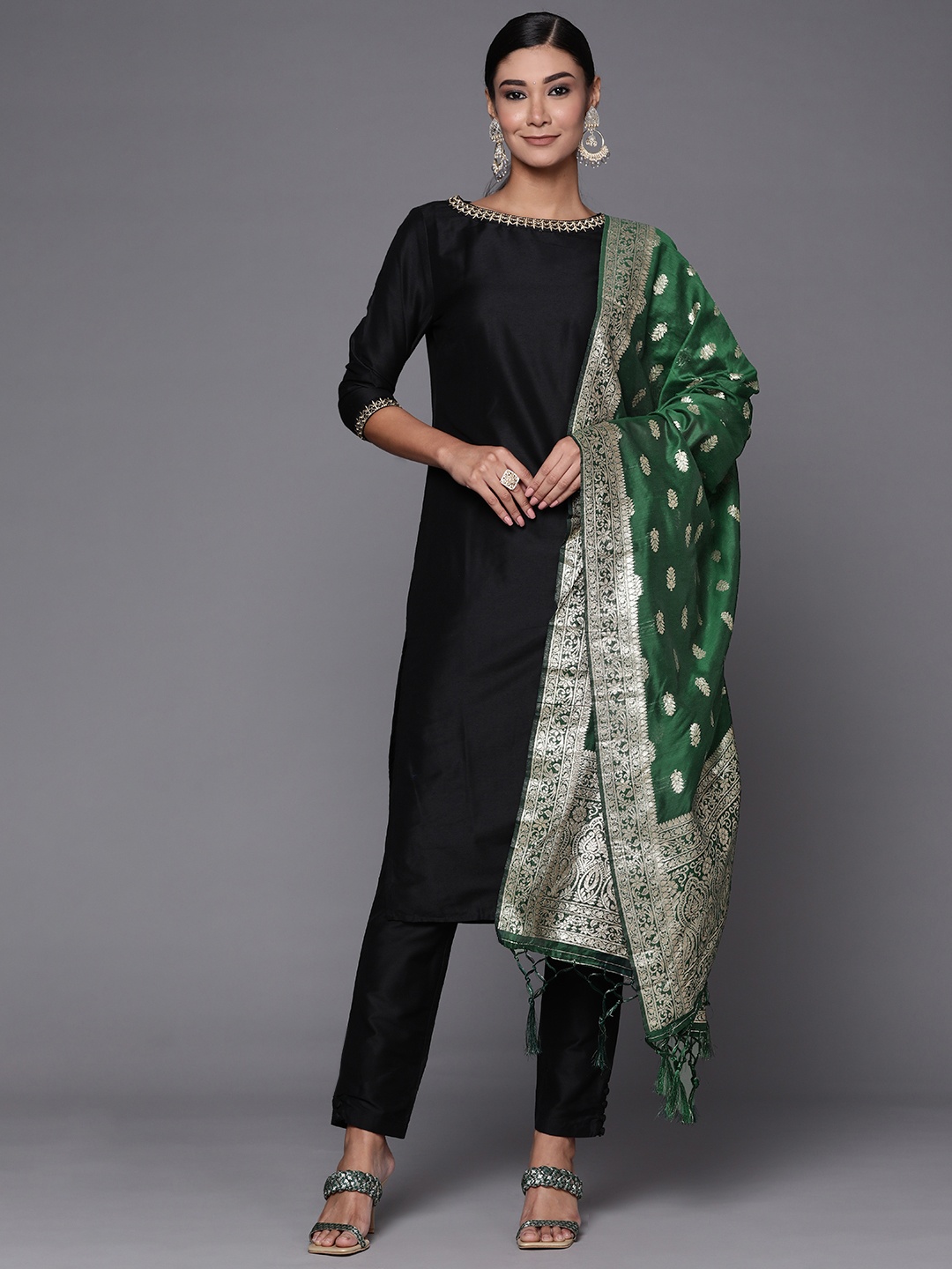 

Inddus Green & Gold-Toned Ethnic Motifs Woven Design Dupatta with Zari