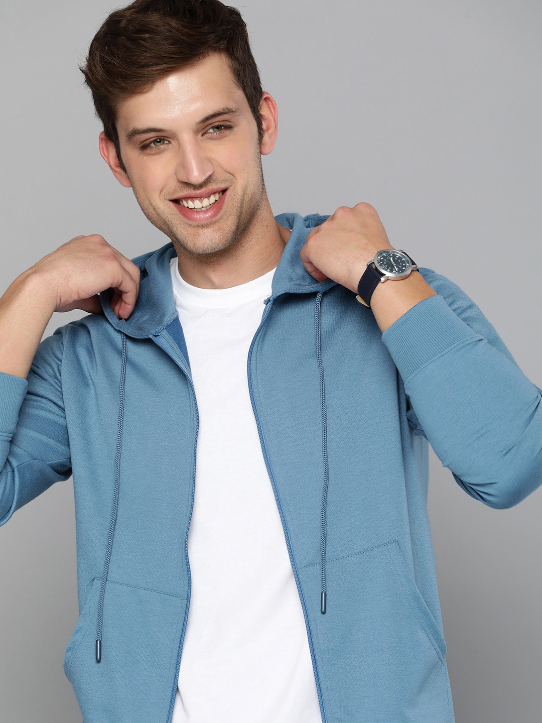 

Mast & Harbour Men Blue Solid Hooded Front-Open Sweatshirt