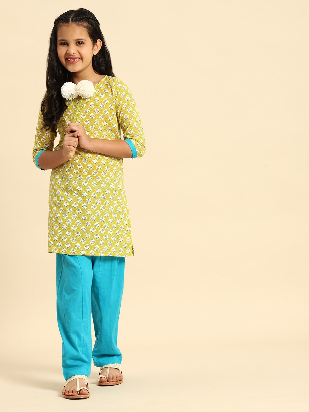 

House of Pataudi Girls Yellow Floral Printed Pure Cotton Kurta with Pyjamas