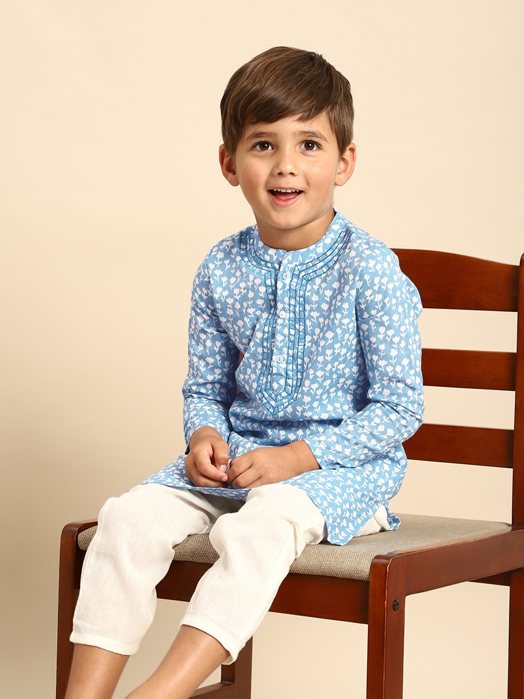 

House of Pataudi Boys Blue & White Floral Printed Pure Cotton Straight Kurta