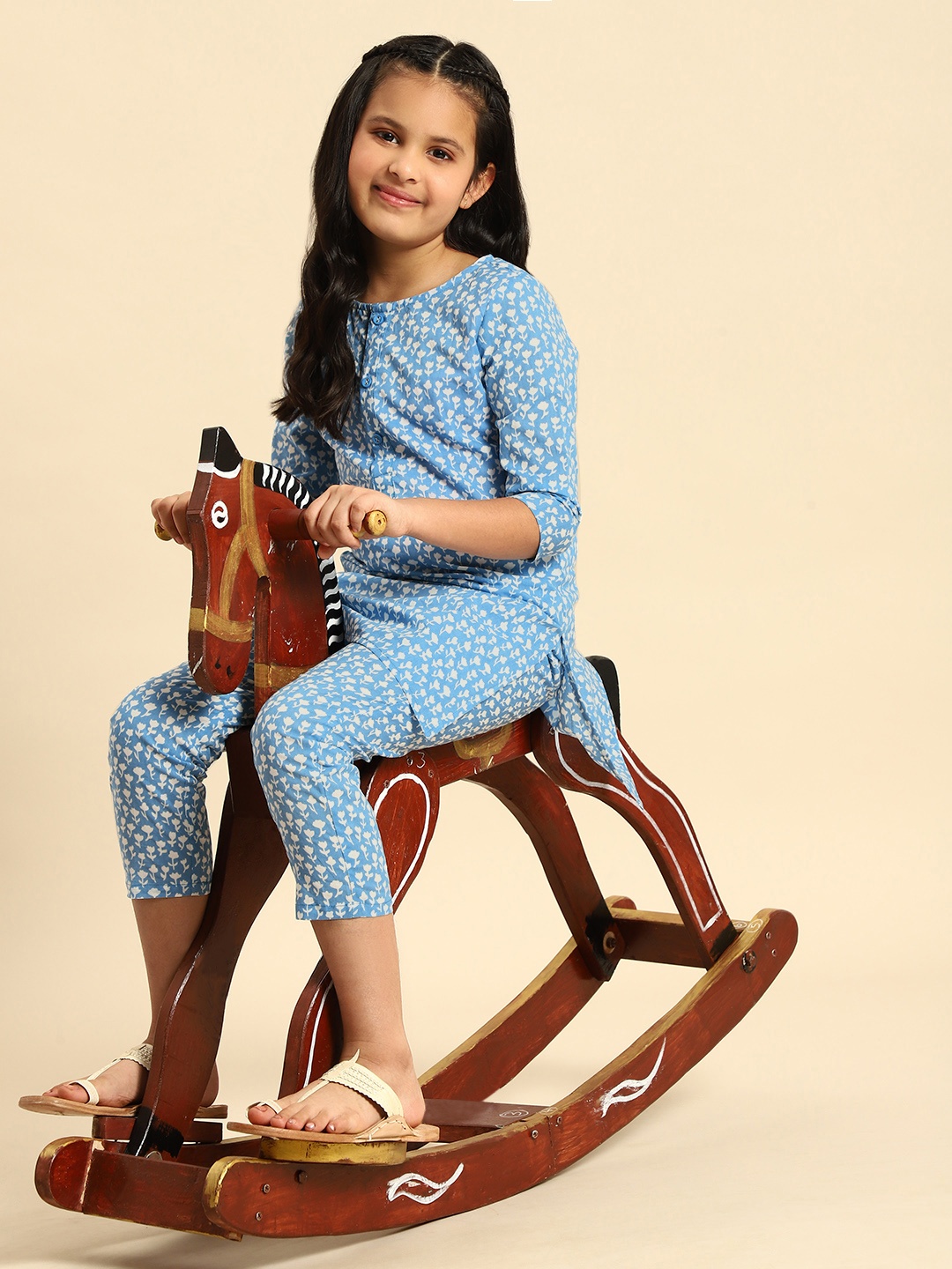 

House of Pataudi Girls Blue Floral Printed Pure Cotton Kurta with Trousers