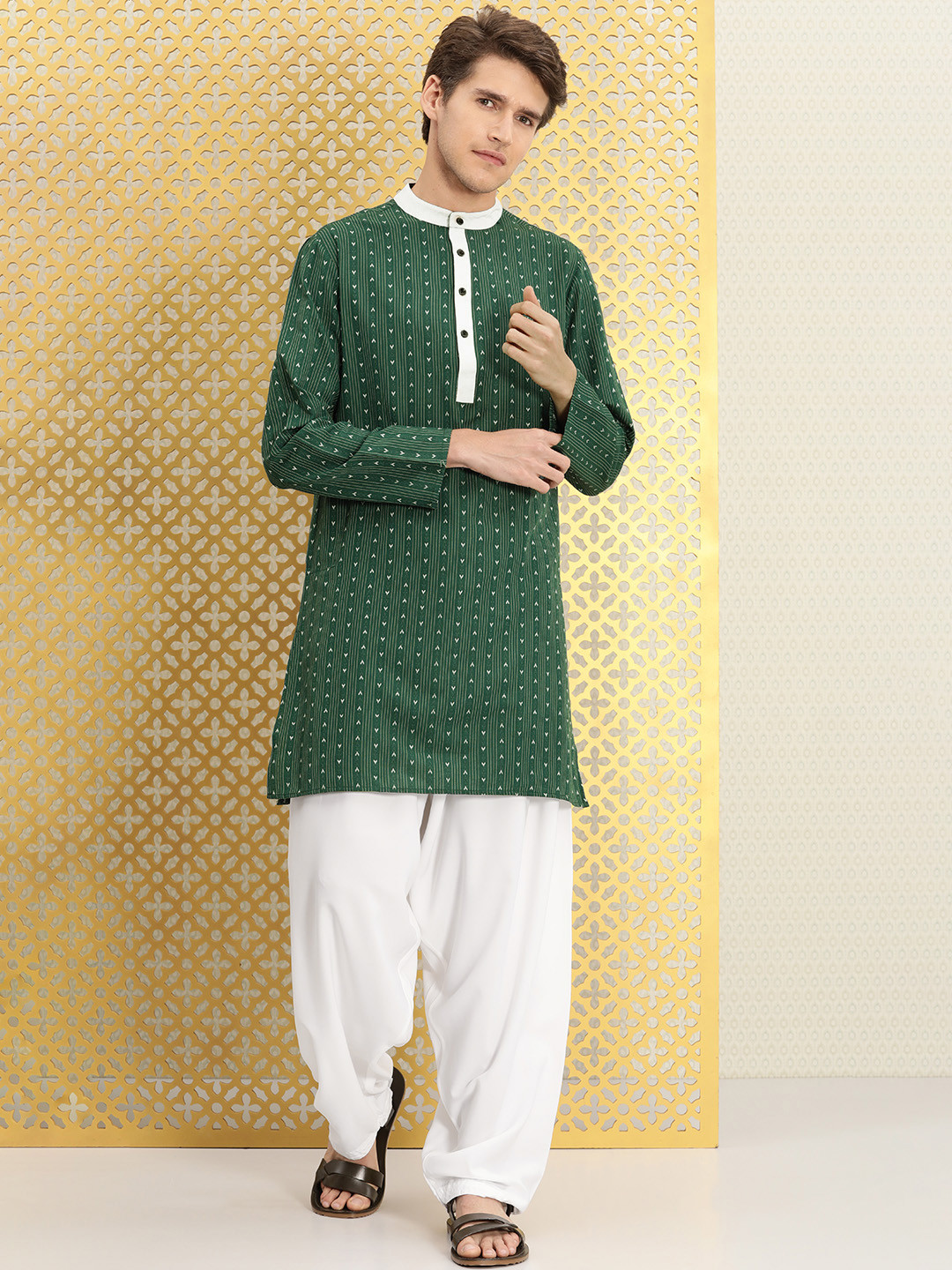 

Ode by House of Pataudi Men Green Ethnic Motifs Rozana Kurta with Patiala