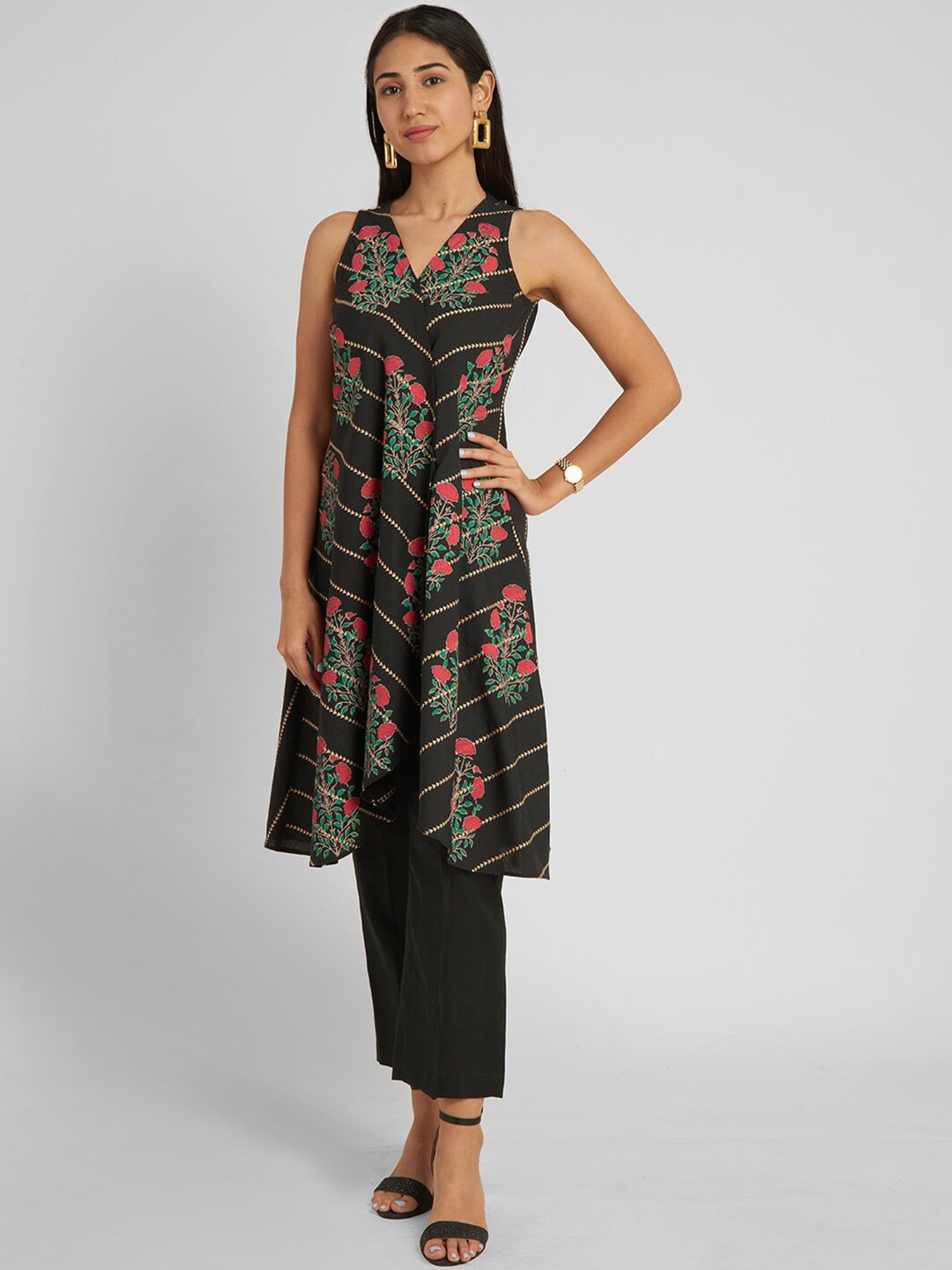 

aturabi Women Black & Red Floral Printed Kurta