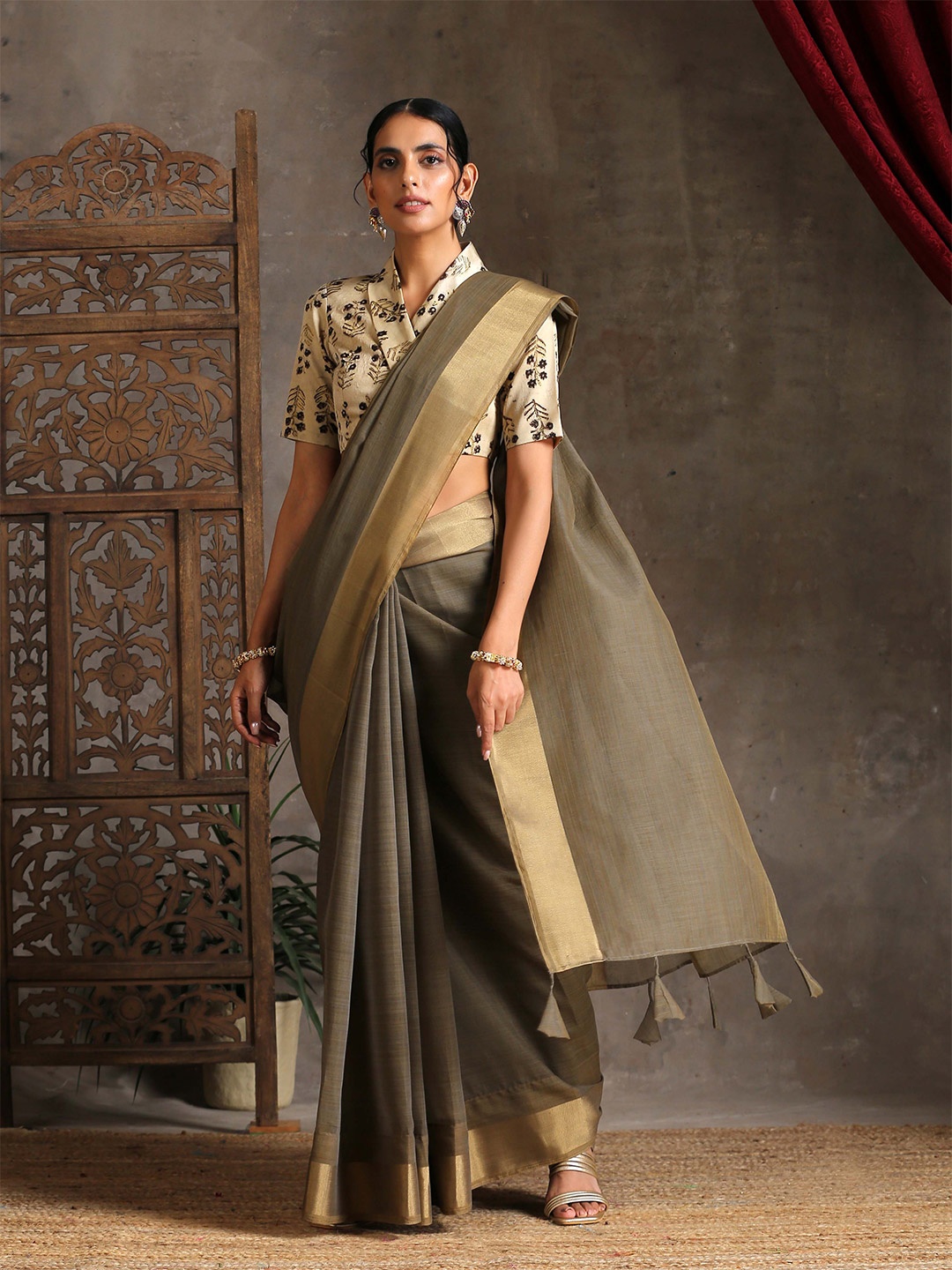 

Triyah Grey & Gold-Toned Zari Pure Cotton Saree