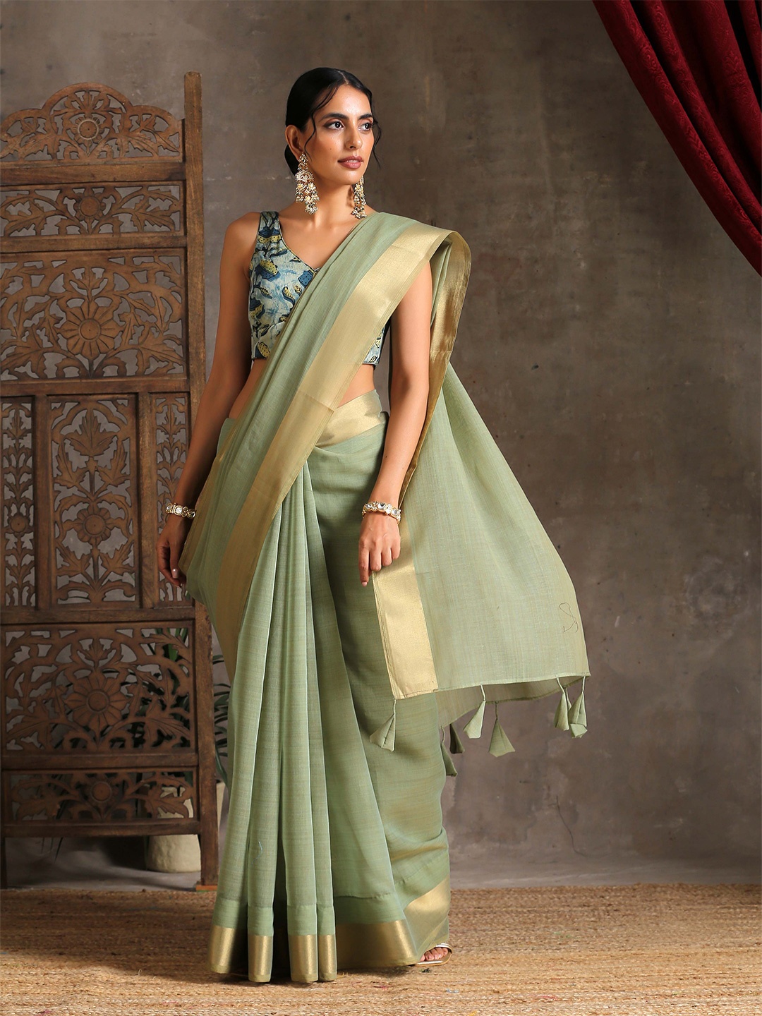 

Triyah Green & Gold-Toned Zari Pure Cotton Saree