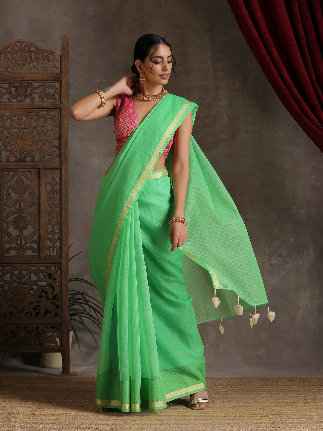 

Triyah Green & Gold-Toned Zari Pure Cotton Kota Saree