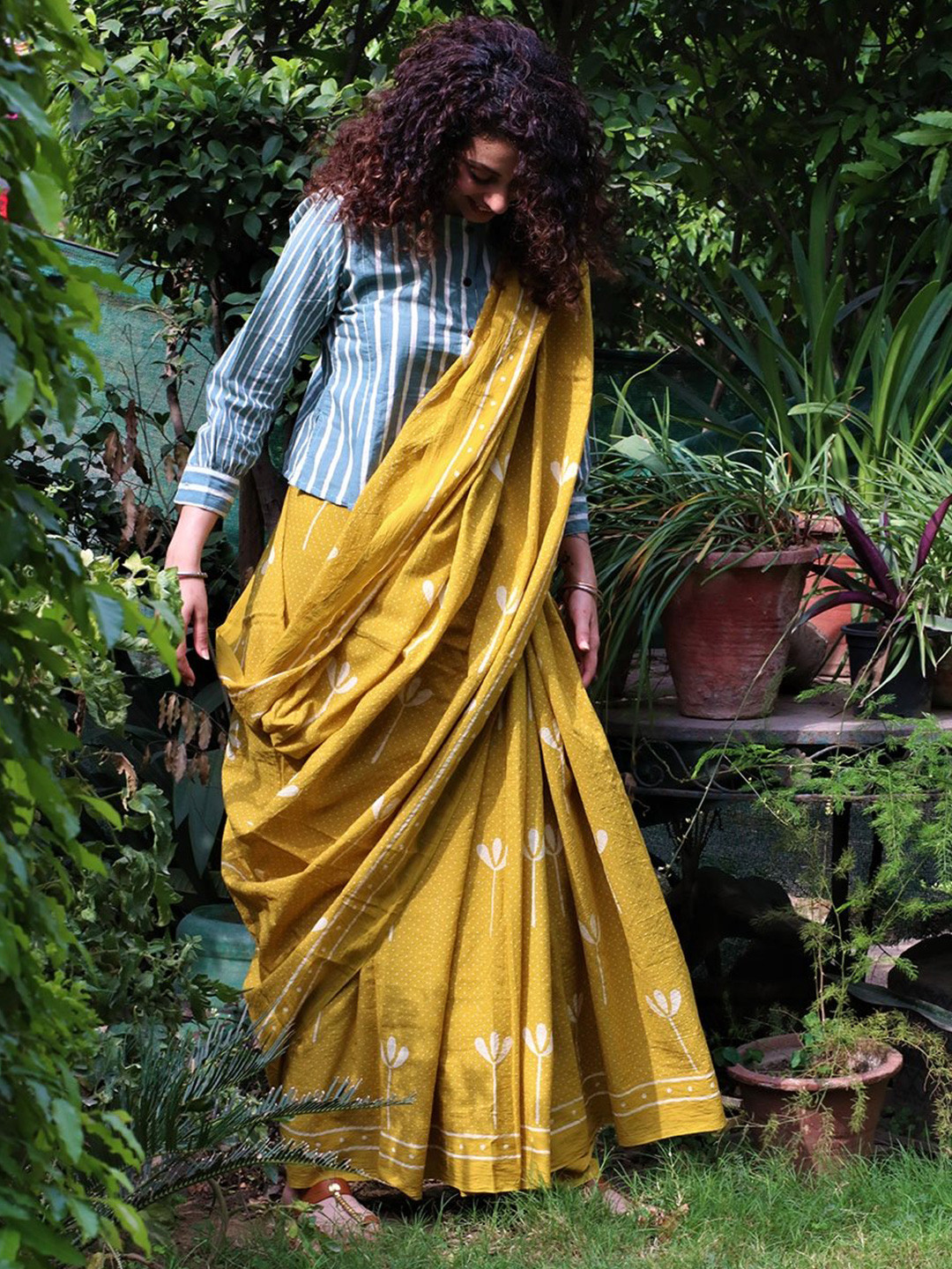

Chidiyaa Yellow & White Floral Pure Cotton Saree