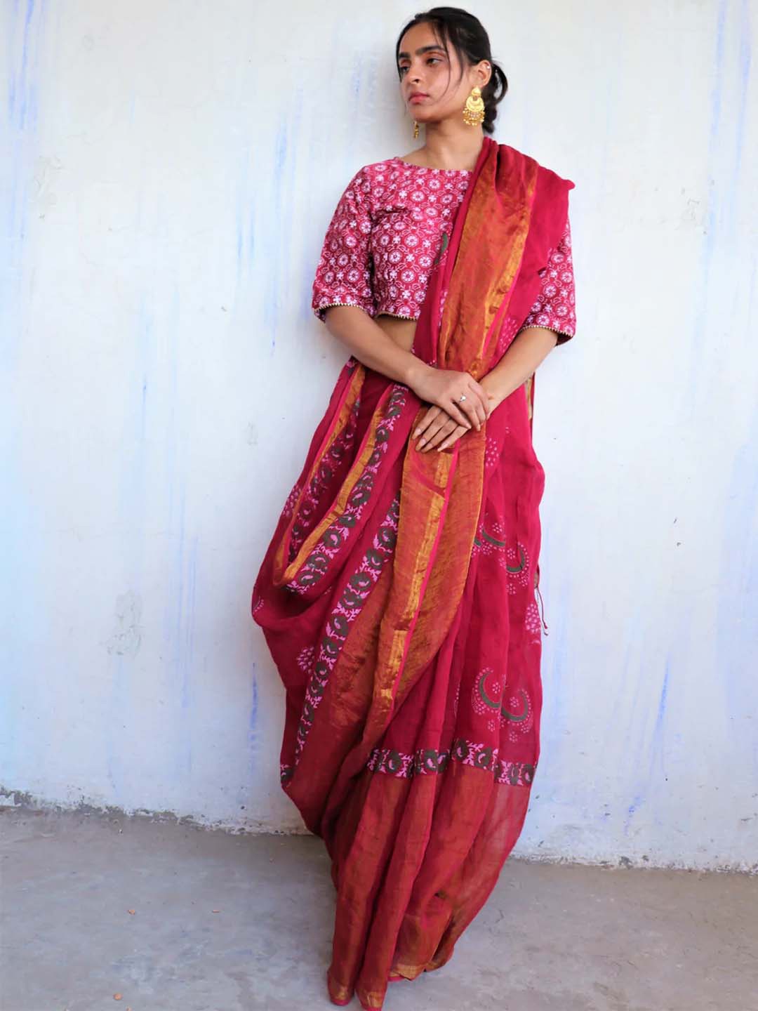 

Chidiyaa Maroon Floral Pure Linen Saree