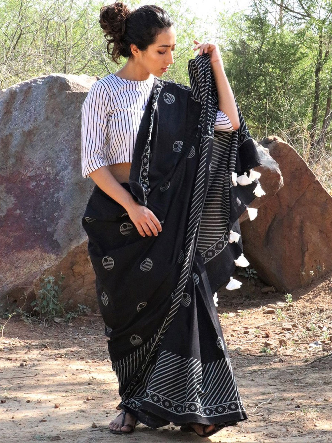 

Chidiyaa Black & White Ethnic Motifs Pure Cotton Saree