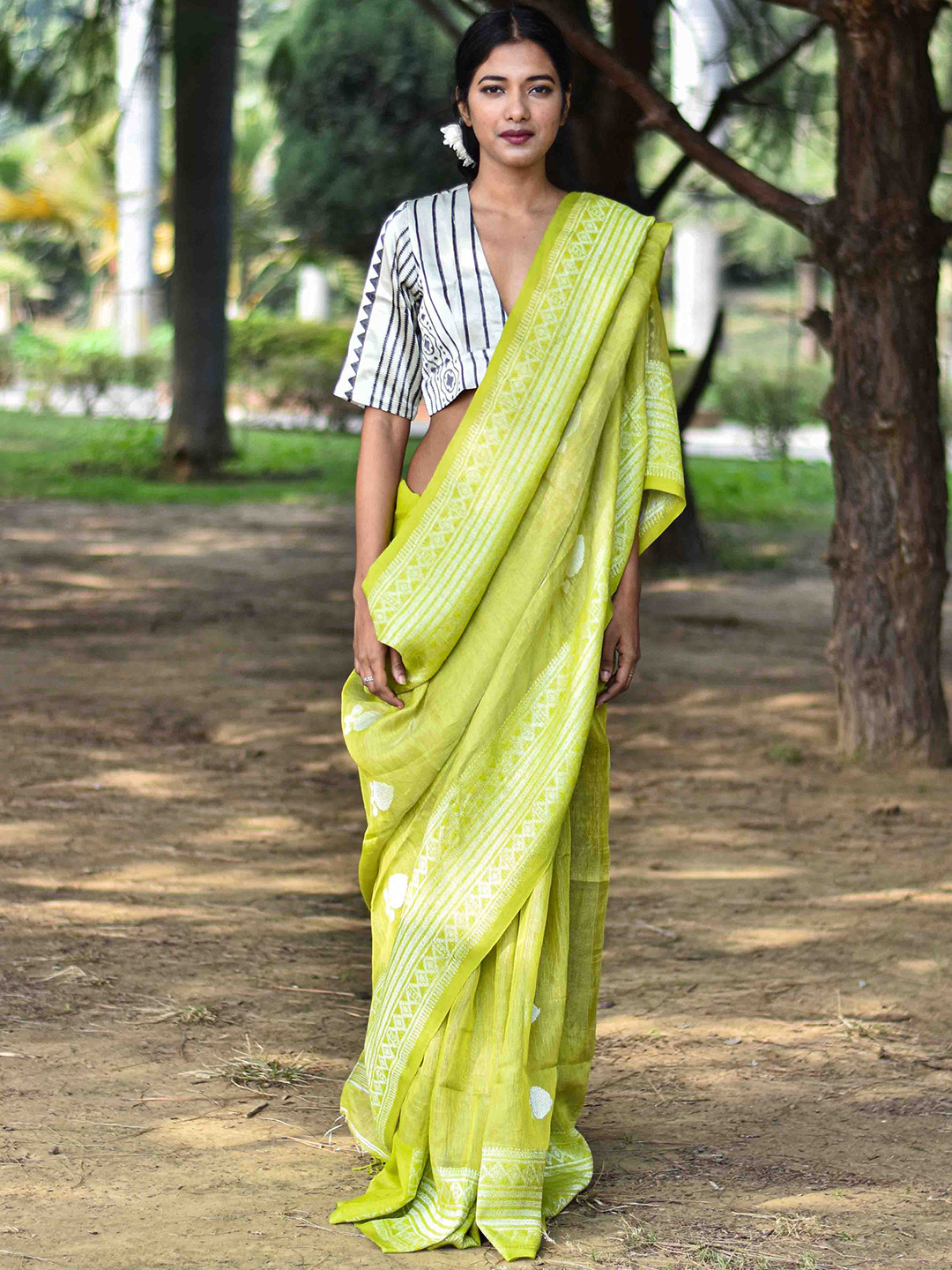 

Chidiyaa Green & White Ethnic Motifs Pure Linen Saree