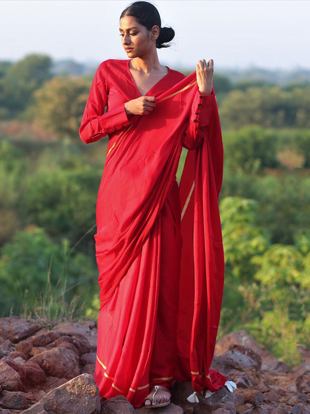 

Chidiyaa Red & Gold-Toned Pure Silk Saree