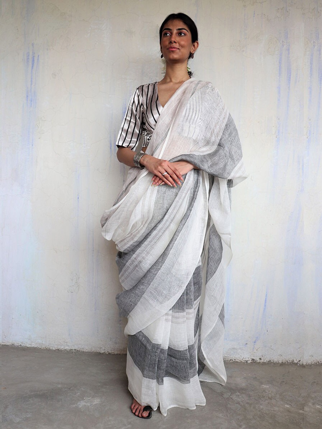 

Chidiyaa Grey & White Colourblocked Pure Linen Saree