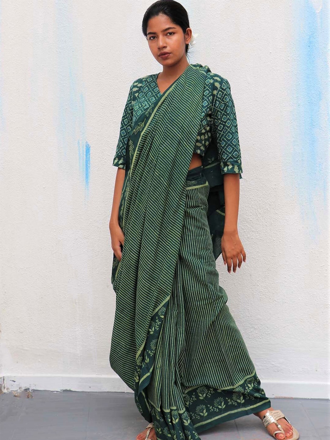 

Chidiyaa Green & White Striped Pure Cotton Saree