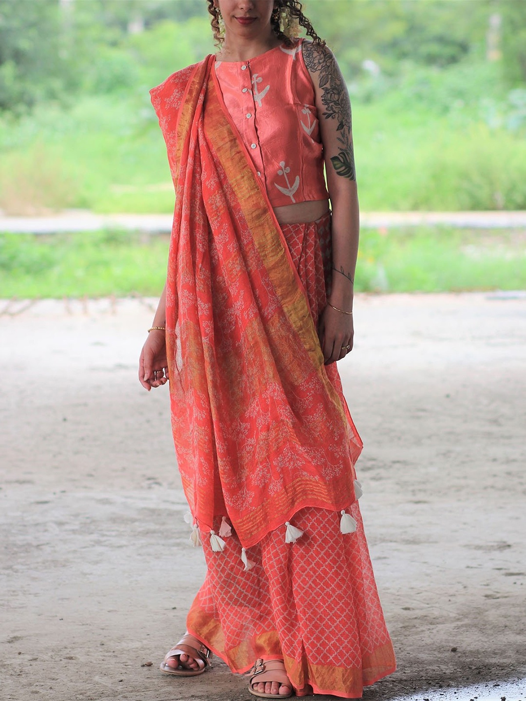 

Chidiyaa Pink & White Floral Zari Pure Linen Saree