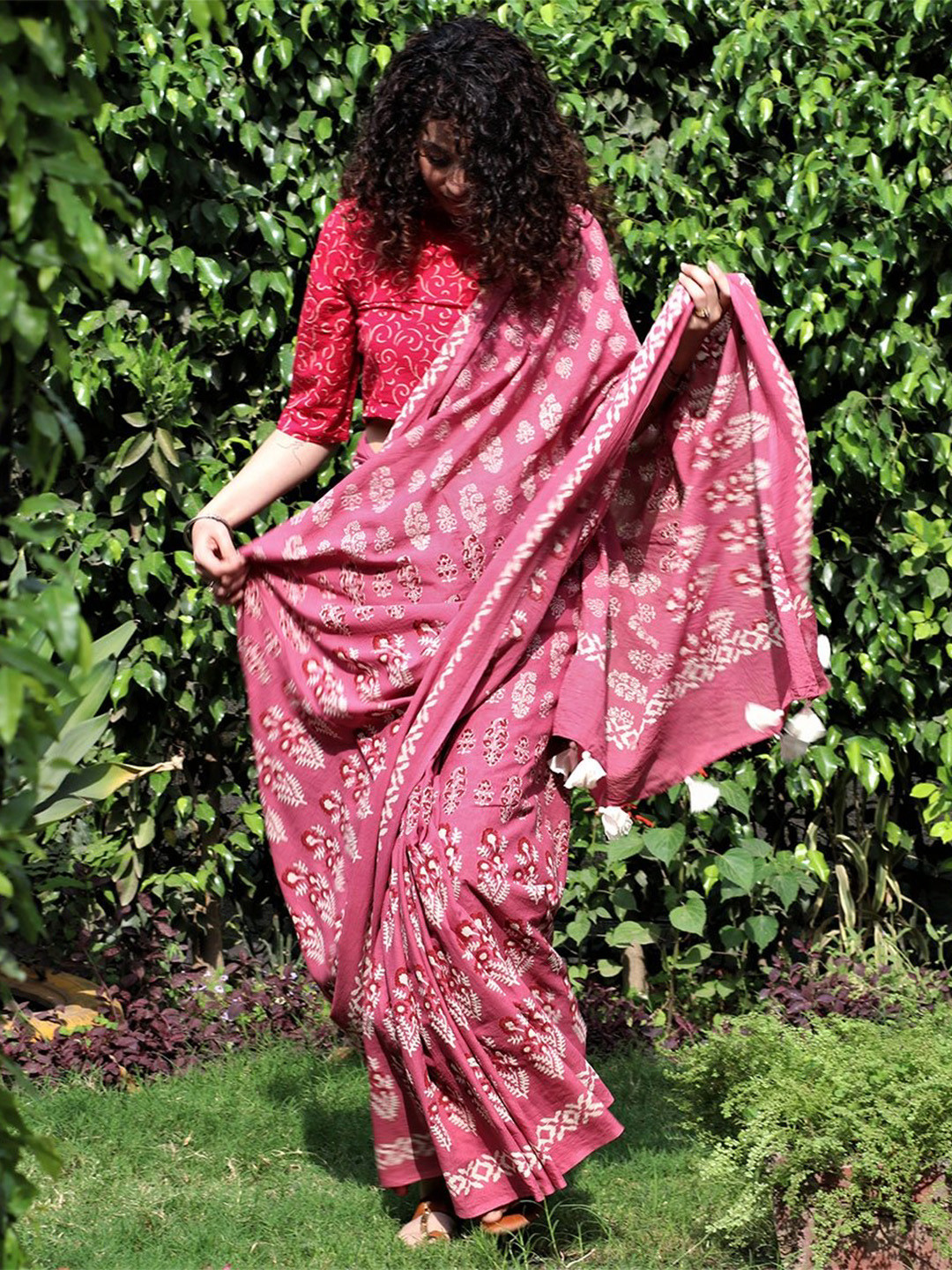 

Chidiyaa Pink & White Floral Pure Cotton Saree