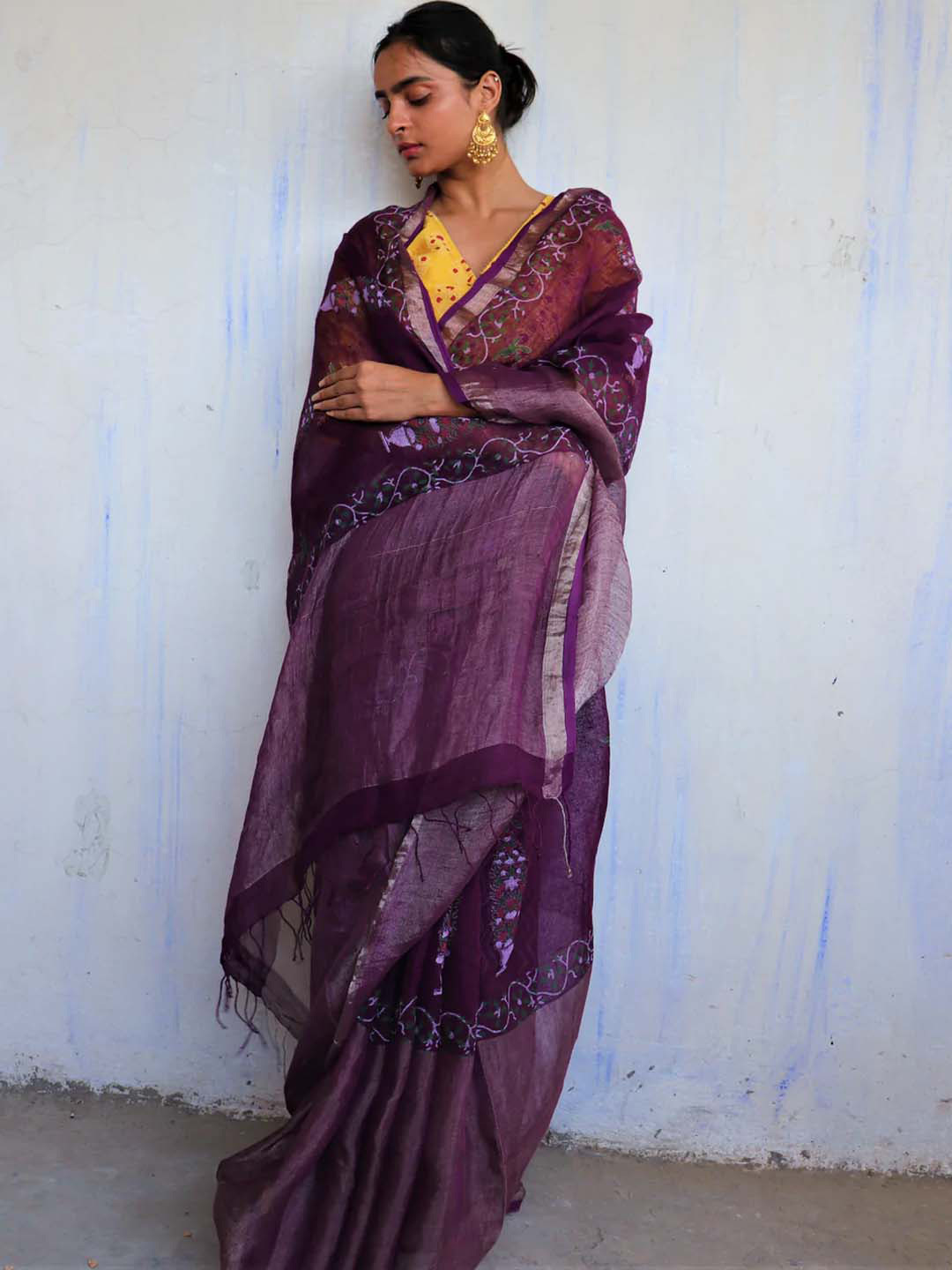 

Chidiyaa Violet Floral Pure Linen Saree