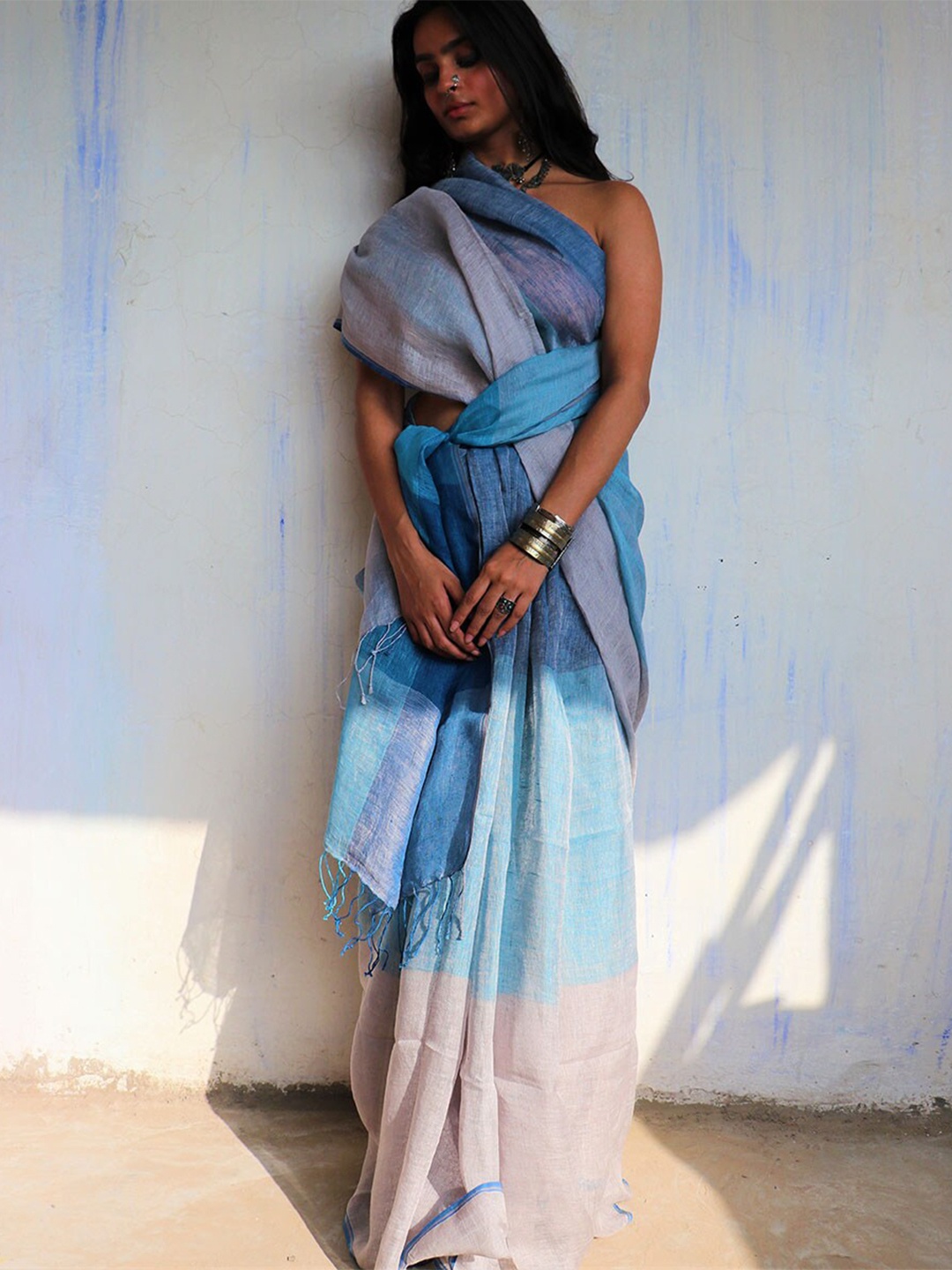 

Chidiyaa Blue & White Colourblocked Pure Linen Saree